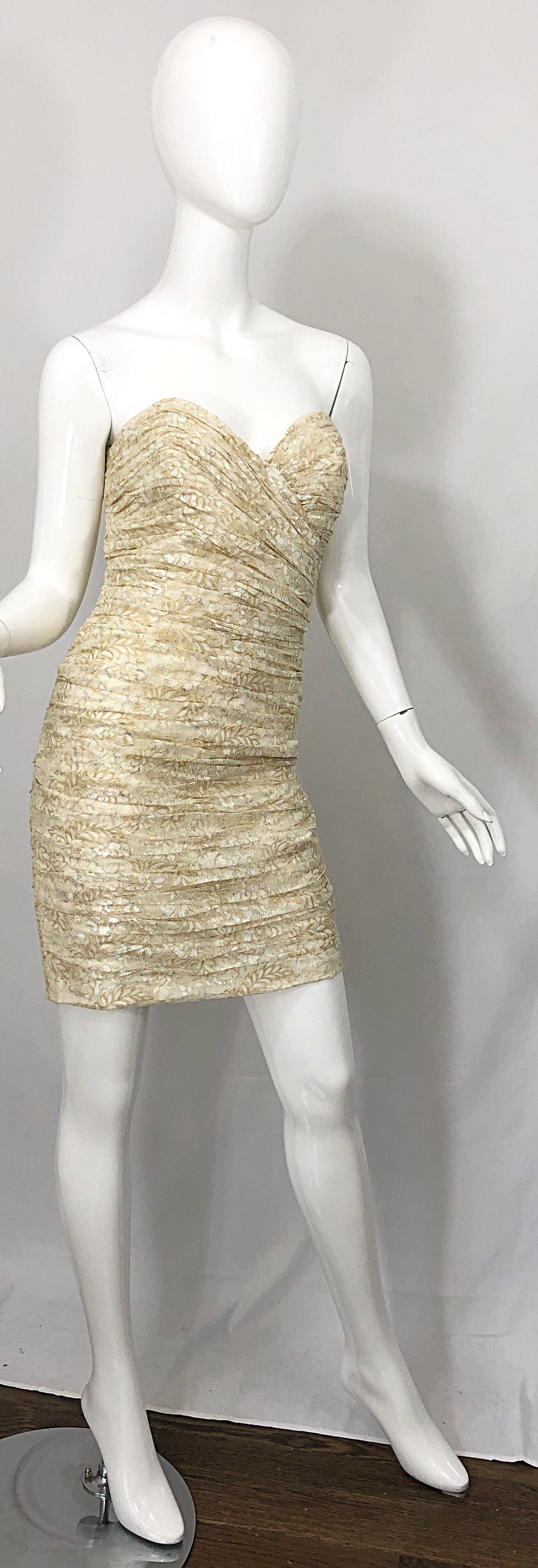 Mini robe sans bretelles Vicky Tiel des années 1990 Taille 8 dentelle dorée et ivoire vintage des années 90 en vente 5