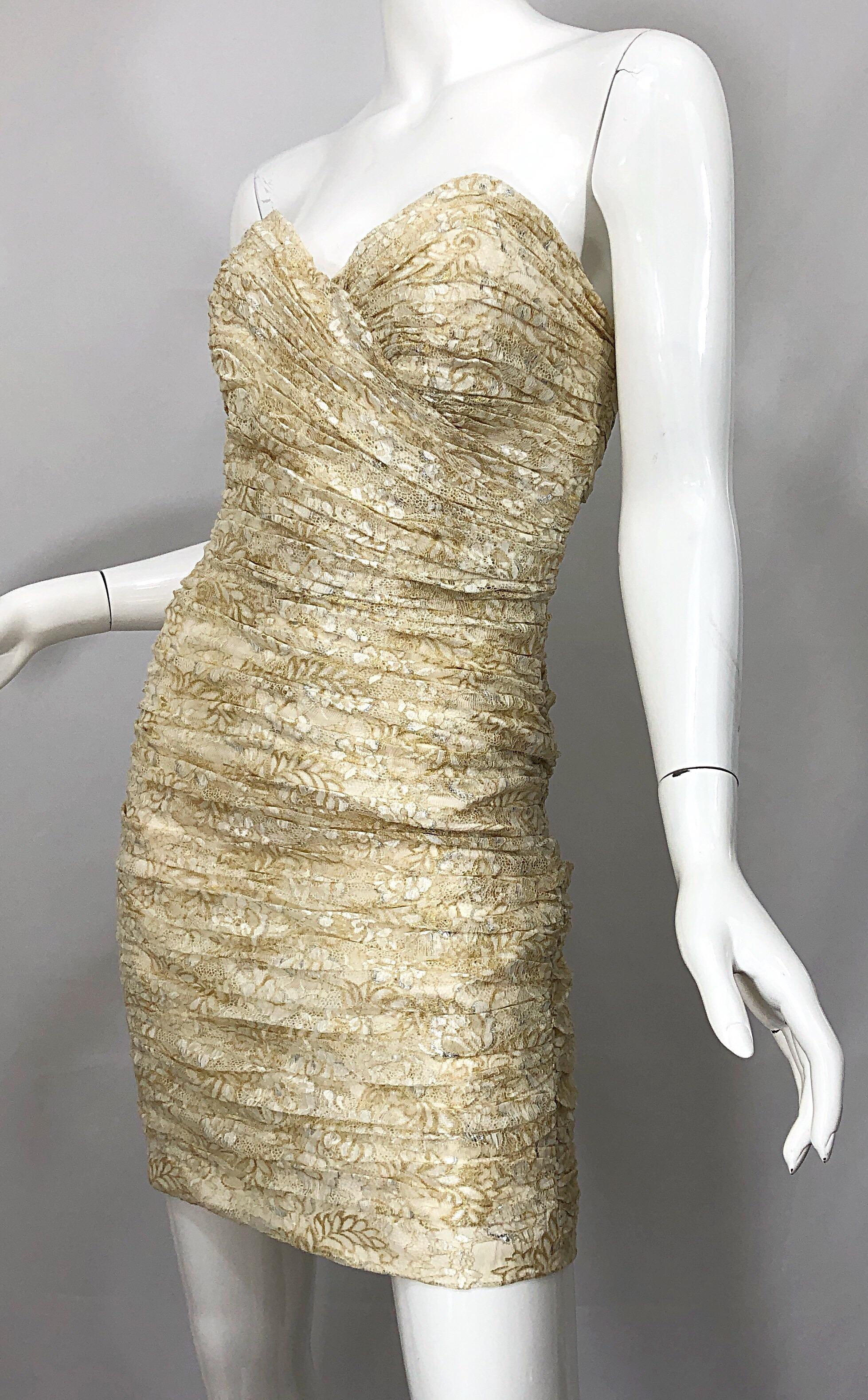 Mini robe sans bretelles Vicky Tiel des années 1990 Taille 8 dentelle dorée et ivoire vintage des années 90 en vente 7