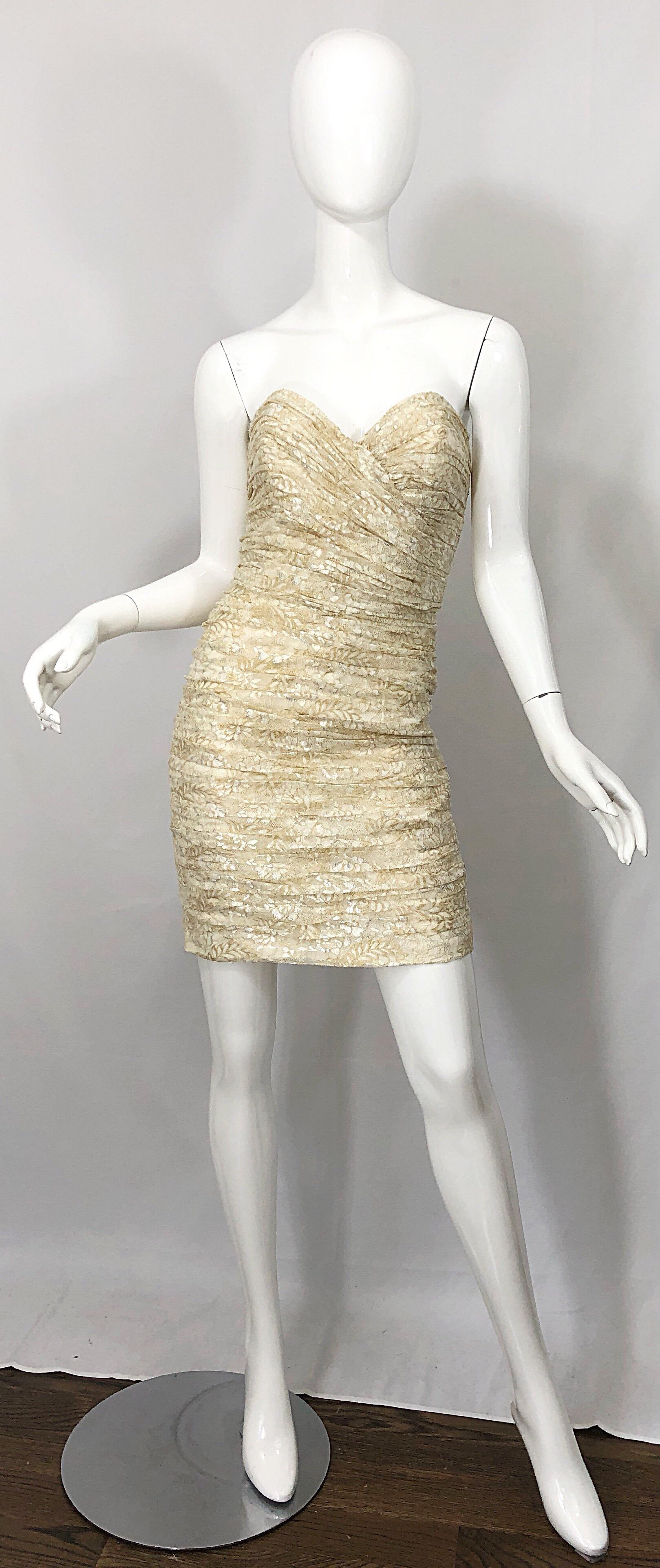 Mini robe sans bretelles Vicky Tiel des années 1990 Taille 8 dentelle dorée et ivoire vintage des années 90 en vente 9