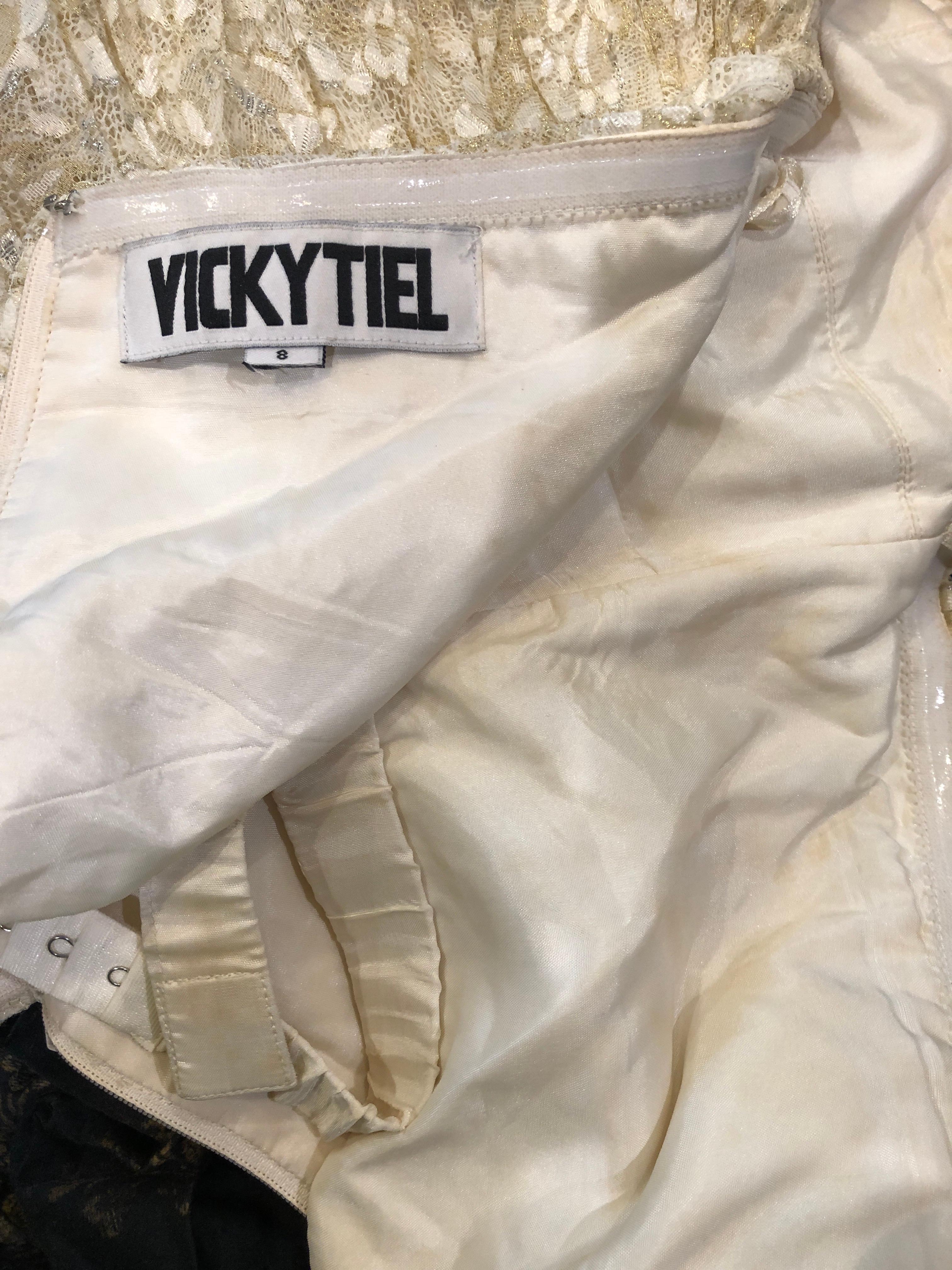Mini robe sans bretelles Vicky Tiel des années 1990 Taille 8 dentelle dorée et ivoire vintage des années 90 en vente 10