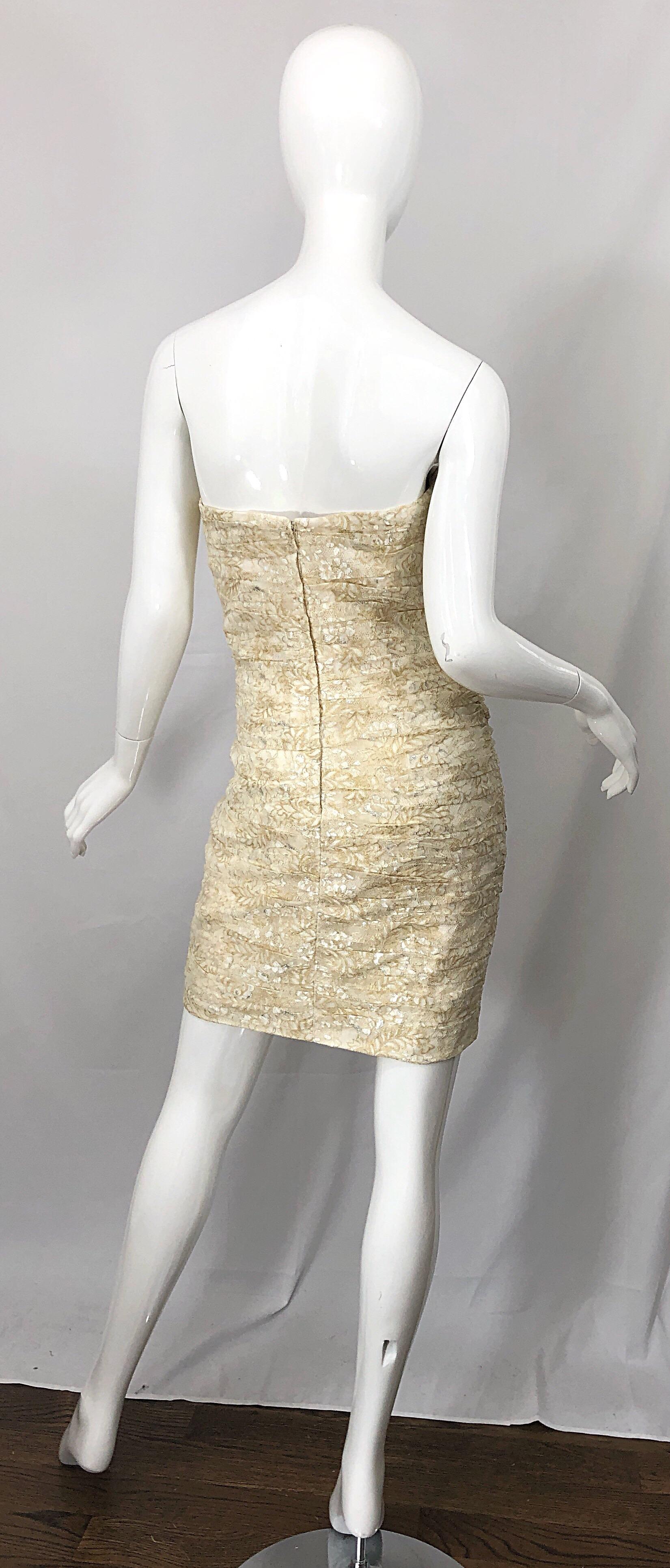 Or Mini robe sans bretelles Vicky Tiel des années 1990 Taille 8 dentelle dorée et ivoire vintage des années 90 en vente