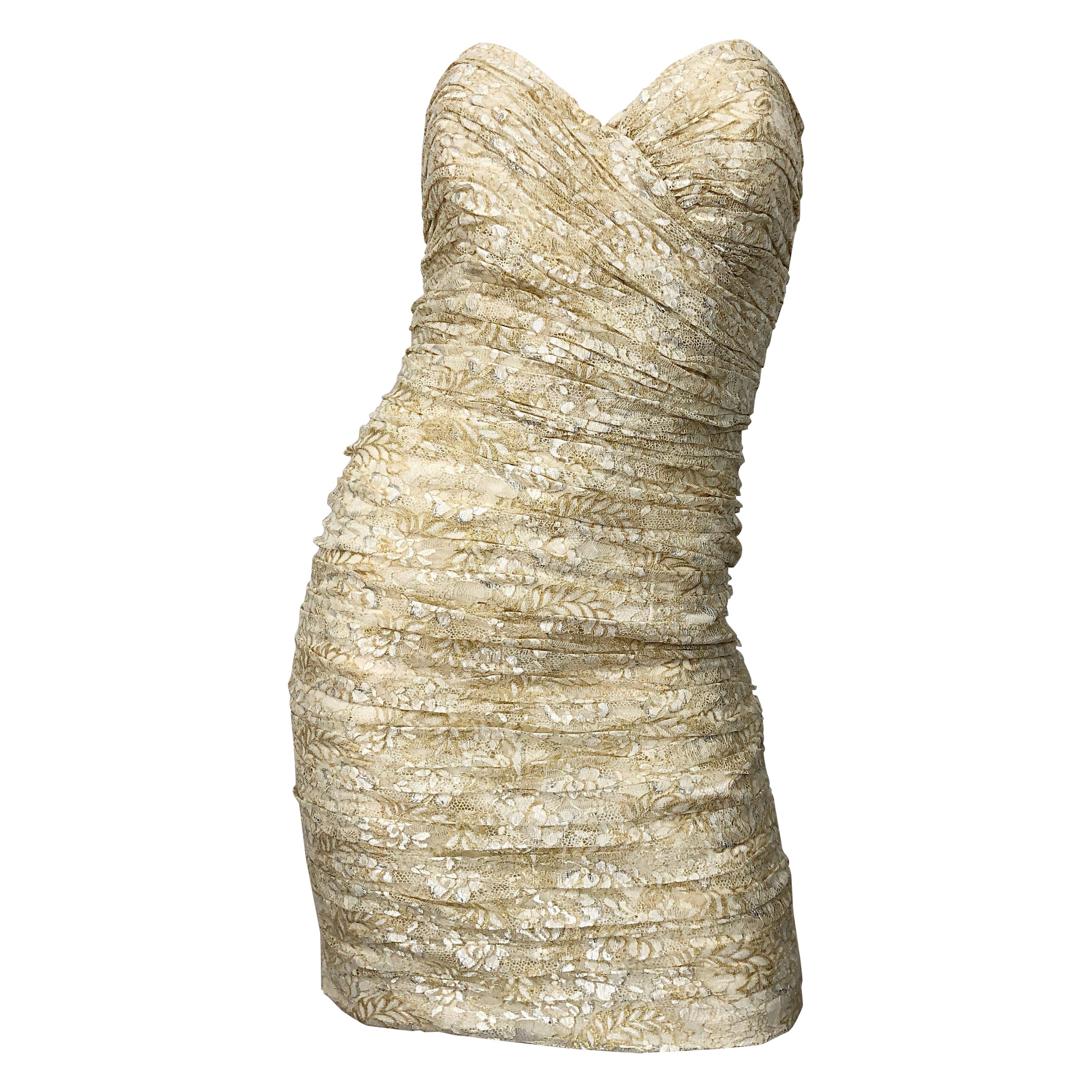 Mini robe sans bretelles Vicky Tiel des années 1990 Taille 8 dentelle dorée et ivoire vintage des années 90 en vente