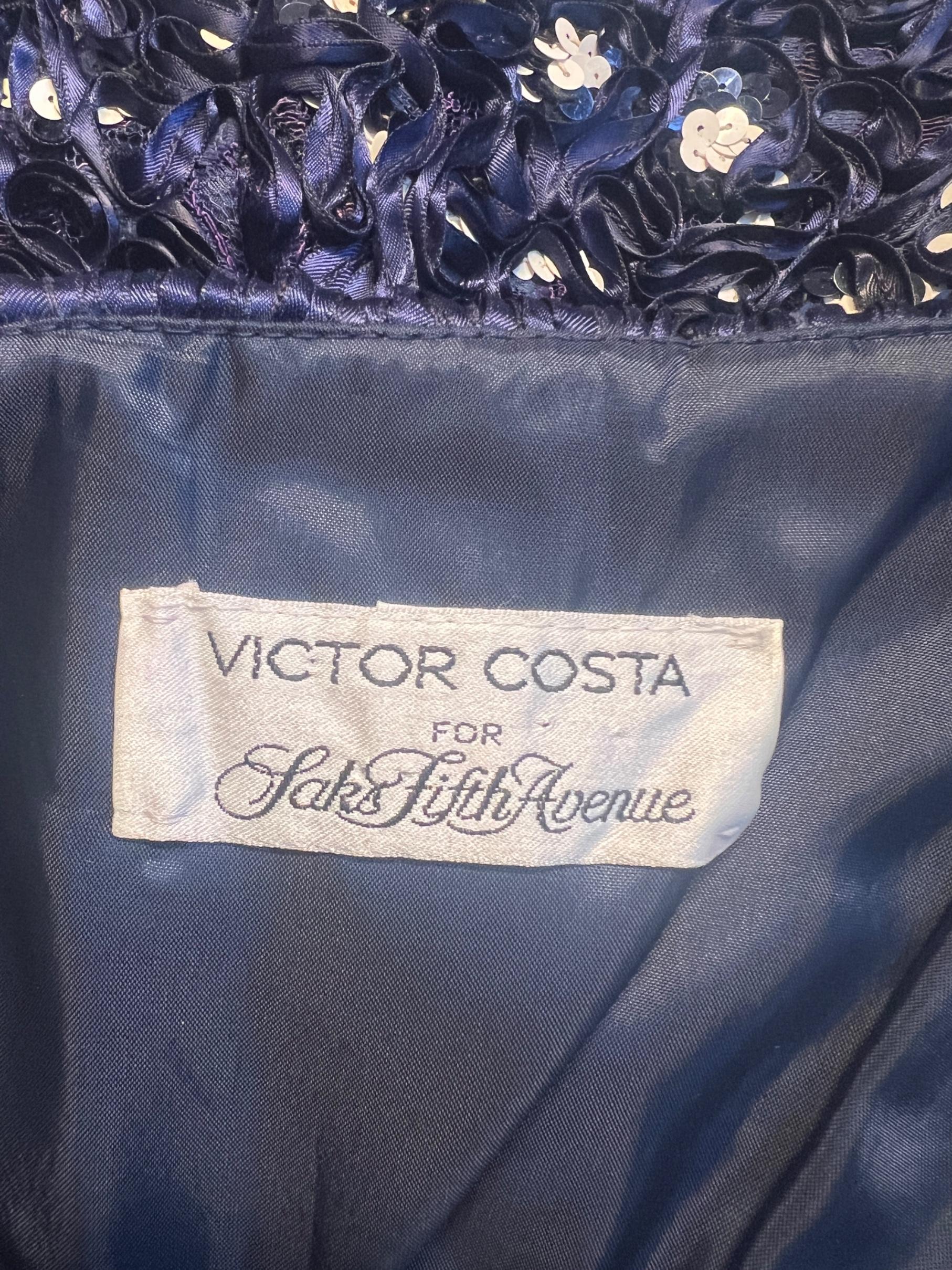 De las mujeres Mini vestido azul marino de lazos y lentejuelas Victor Costa, años 90 en venta