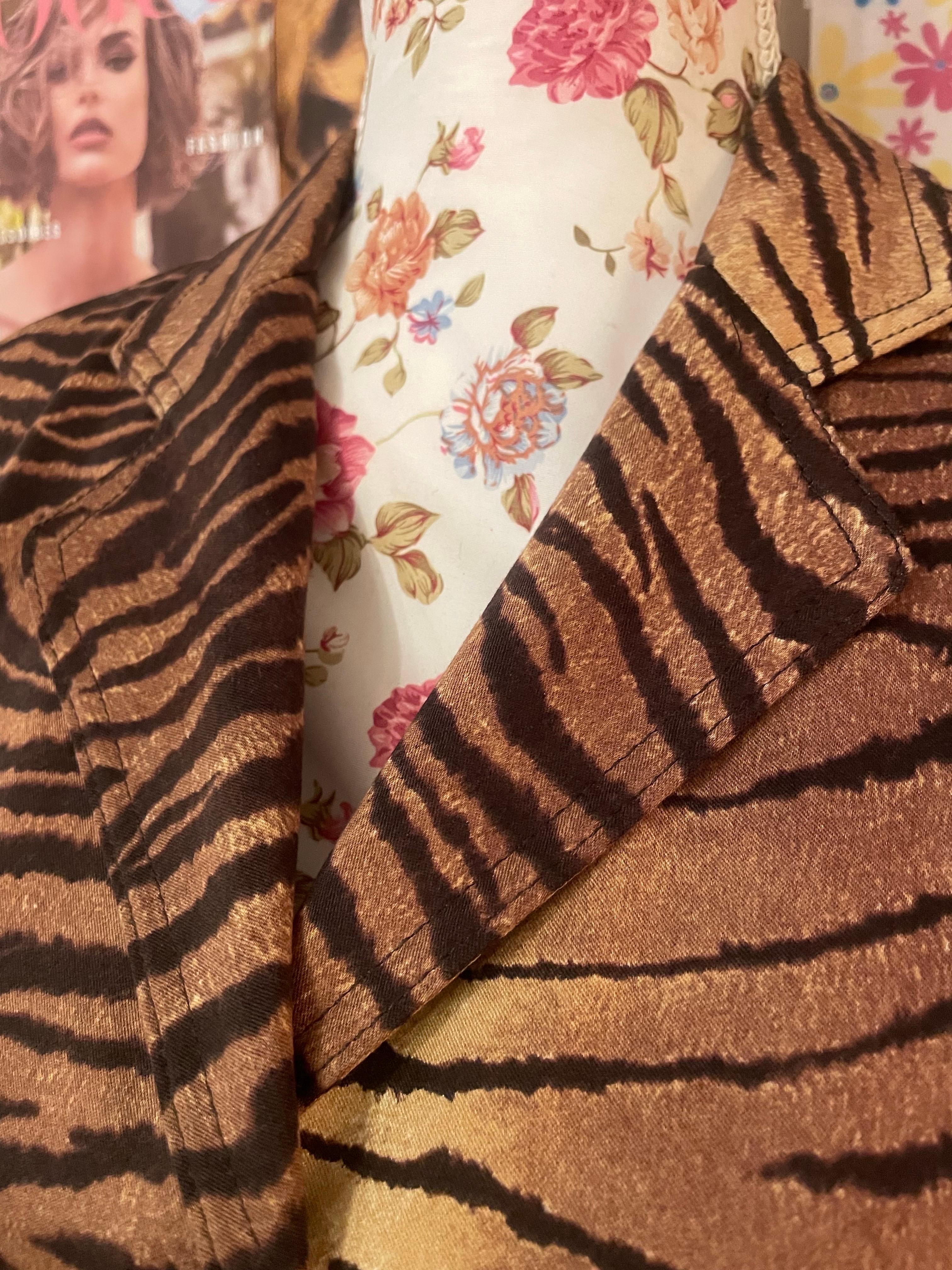 Chaqueta blazer con estampado animal vintage de los años 90 de Moschino Jeans en venta 6
