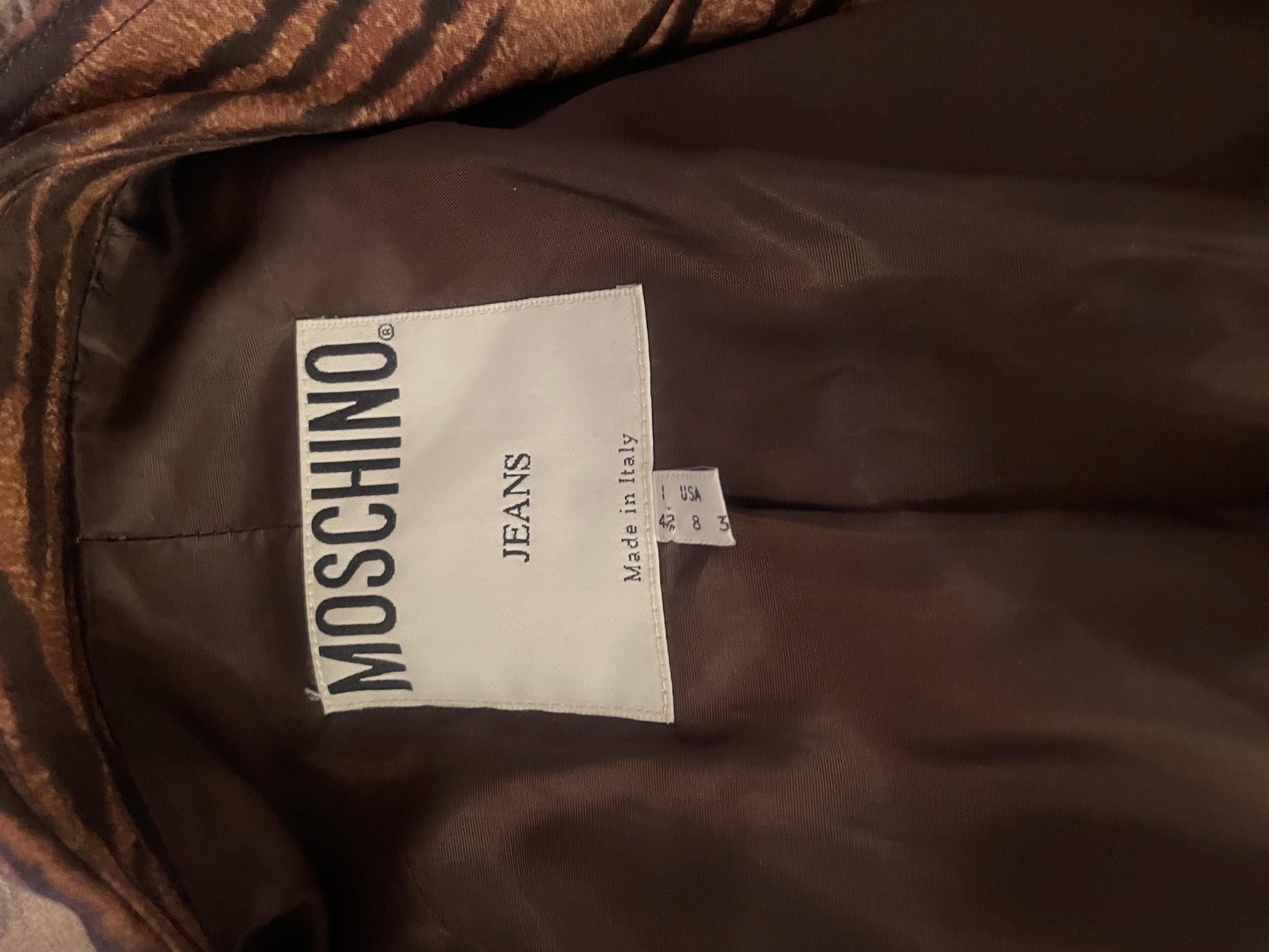 Chaqueta blazer con estampado animal vintage de los años 90 de Moschino Jeans en venta 10