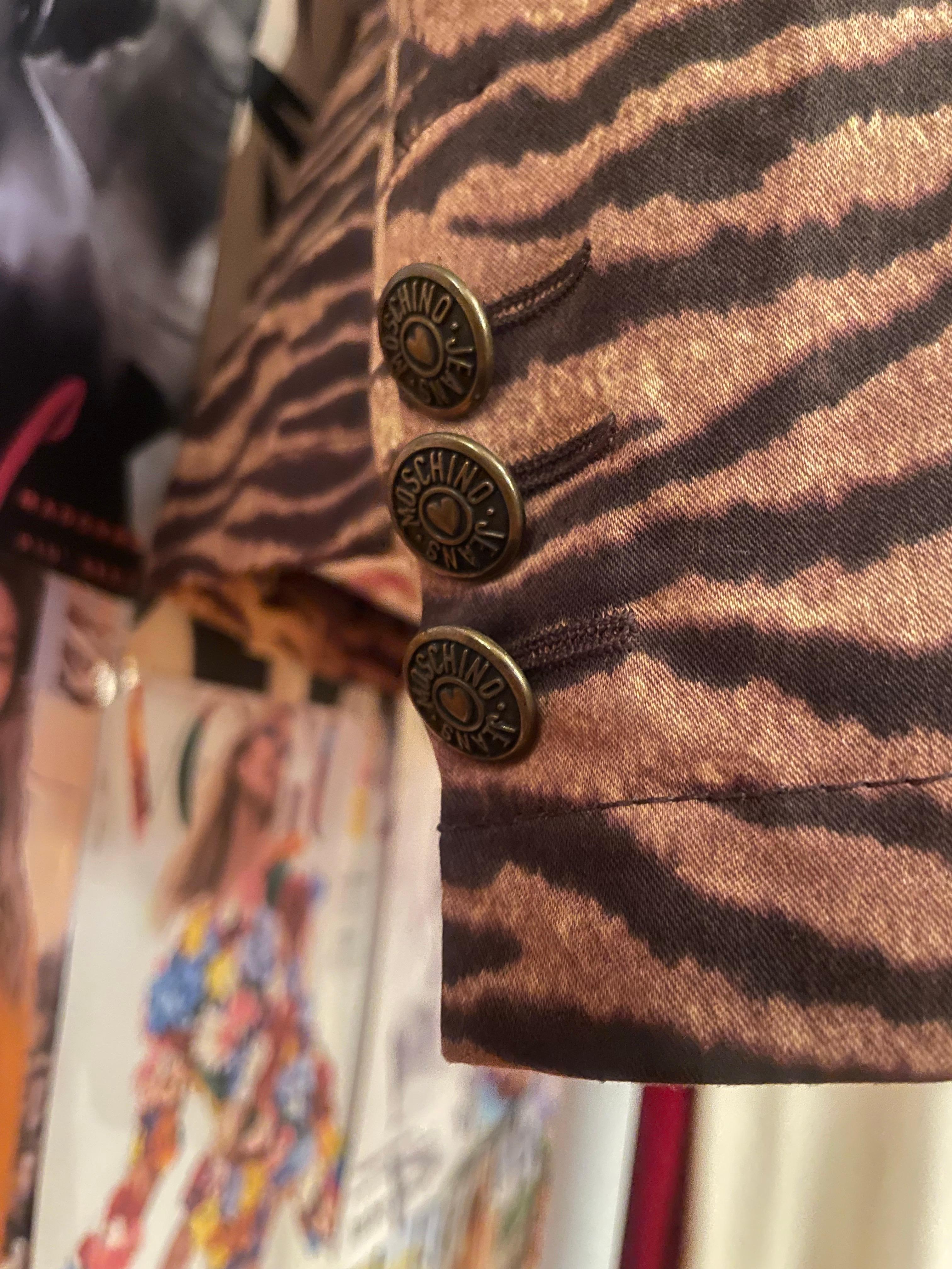 Chaqueta blazer con estampado animal vintage de los años 90 de Moschino Jeans en venta 2