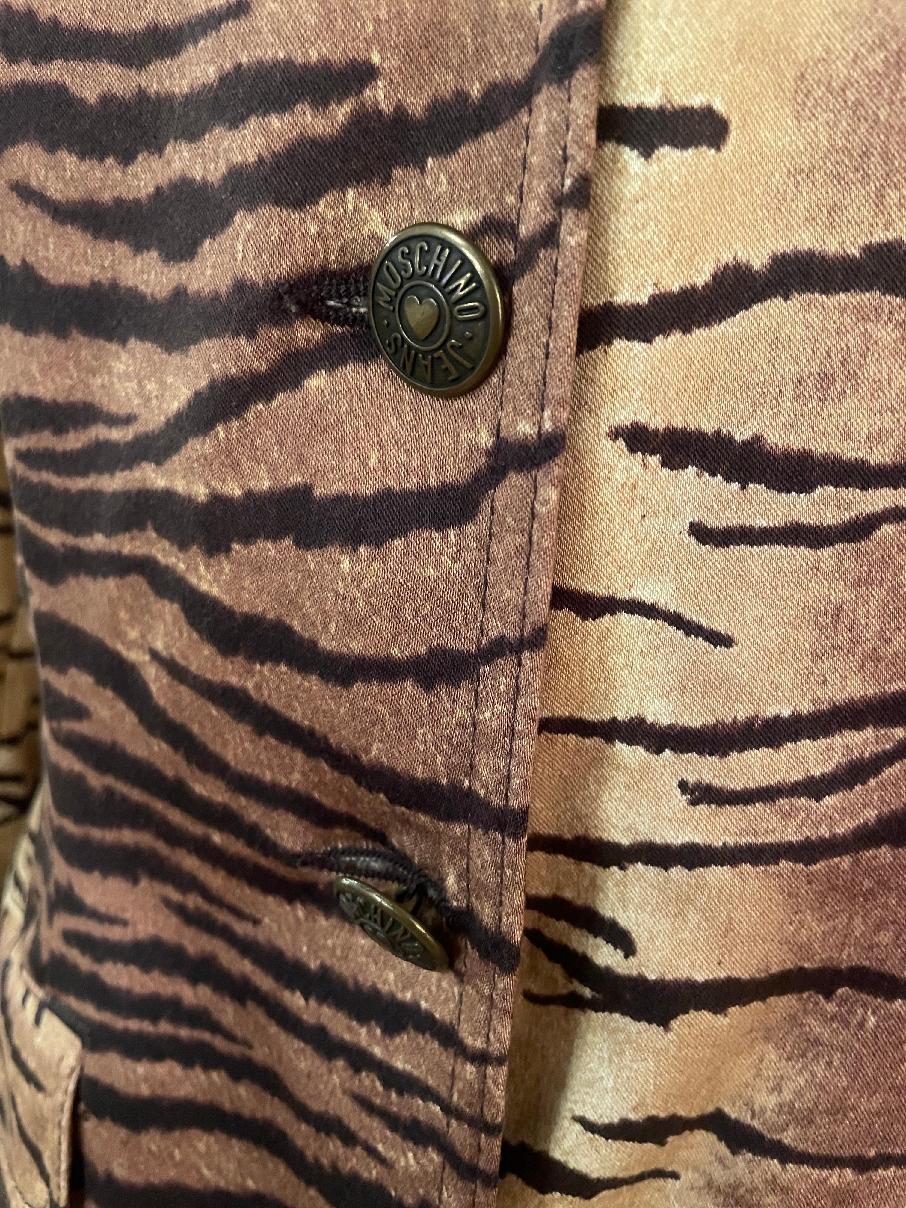 Chaqueta blazer con estampado animal vintage de los años 90 de Moschino Jeans en venta 4
