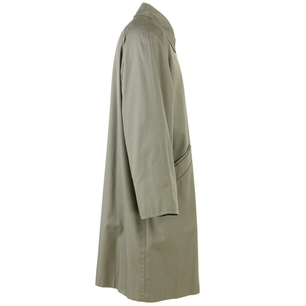Aquascutum khaki green dust coat, with classic collar, front button closure, long raglan cut sleeves, padded shoulder straps and two side welt pockets.

Years: 90's

Made in England

Linear measures

Height: 100 cm
Chest: 57 cm
Raglan sleeve length: