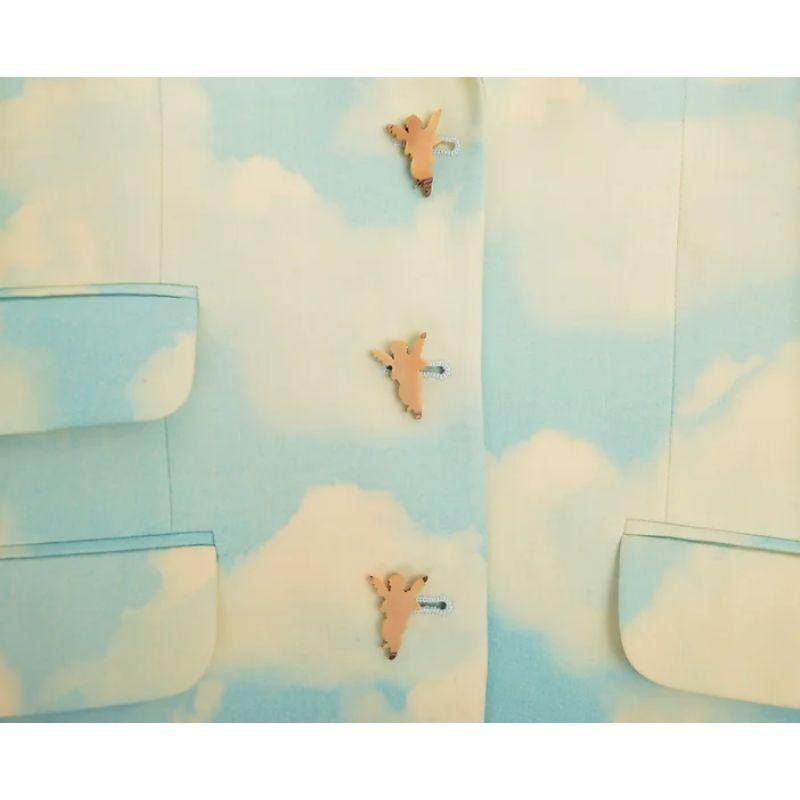 Incroyable blazer Vintage 1990's Moschino Iconique imprimé 'Cloud' avec des boutons en bois sculptés de Chérubins.

FABRIQUÉ EN ITALIE !

Caractéristiques :
Manches longues
Boutons de chérubin
Forme ajustée
Fausses poches
Doublure en satin

100%