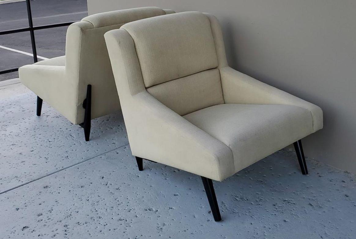 1990s Vintage Barely Yellow Upholstered Club Chairs / Lounge Chairs, A Set of 2 In Good Condition For Sale In Monrovia, CA