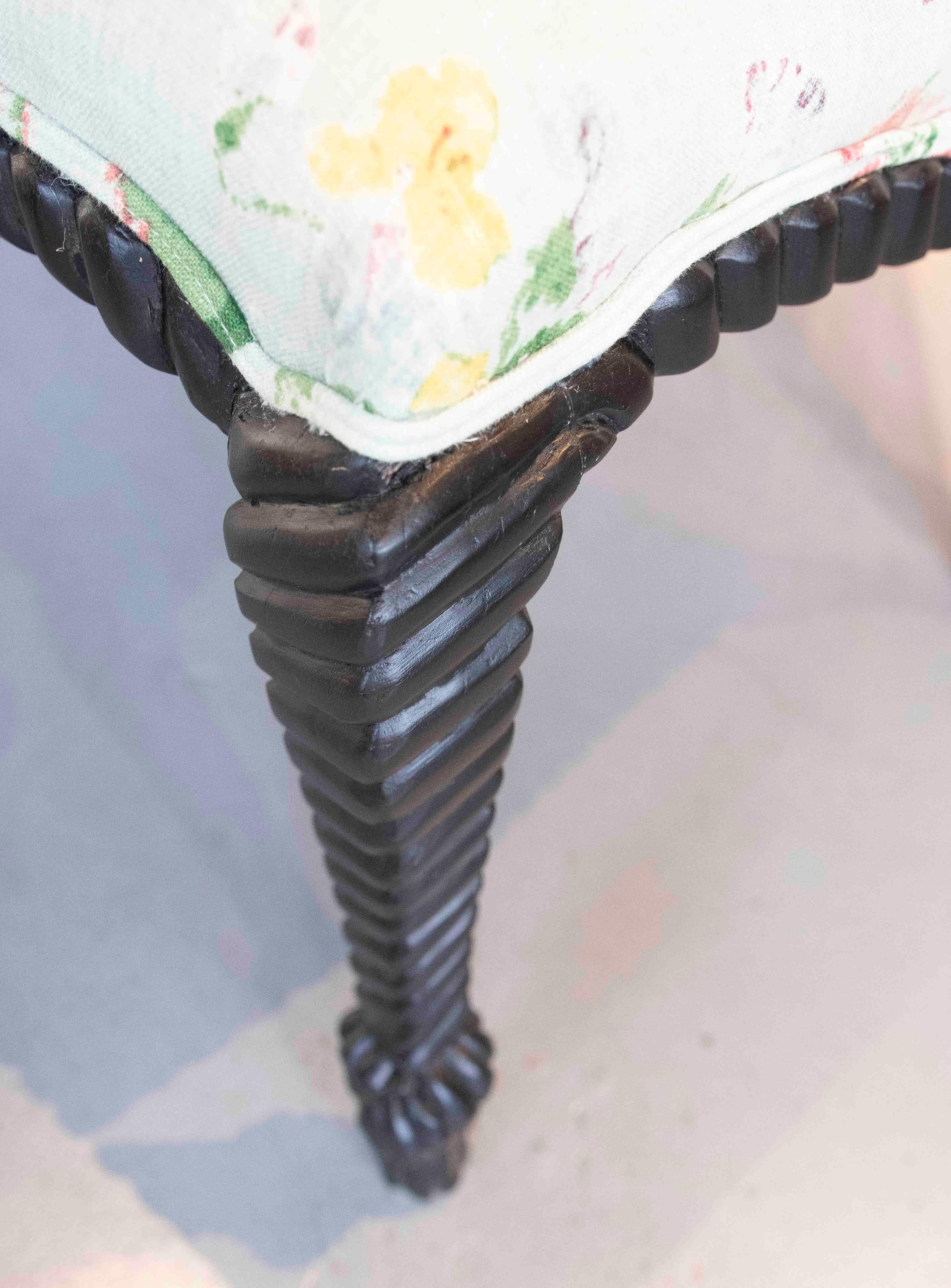 Banc vintage des années 1990 avec pieds tournés noirs et tapisserie florale pastel en vente 4