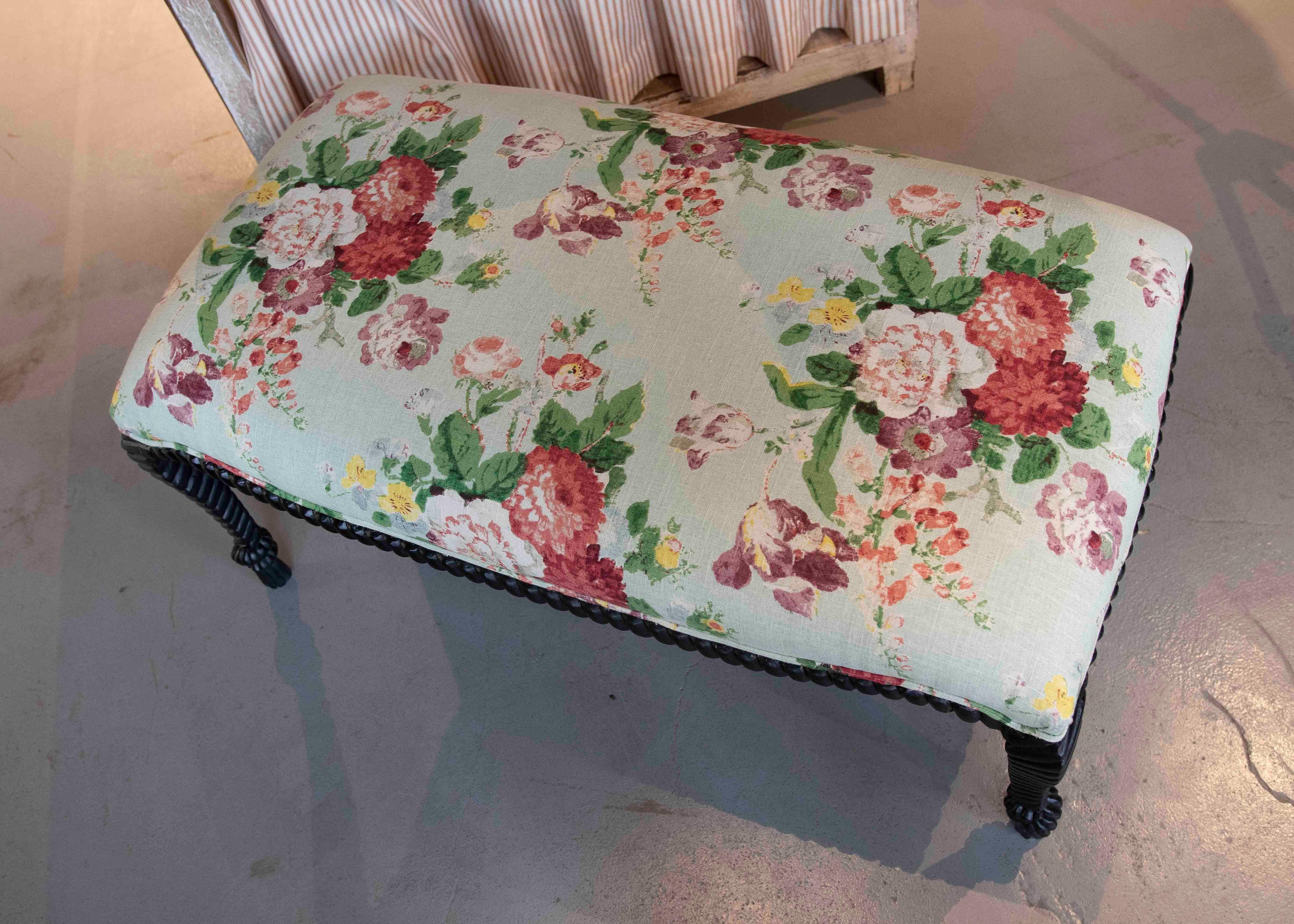 Banc vintage des années 1990 avec pieds tournés noirs et tapisserie florale pastel en vente 5