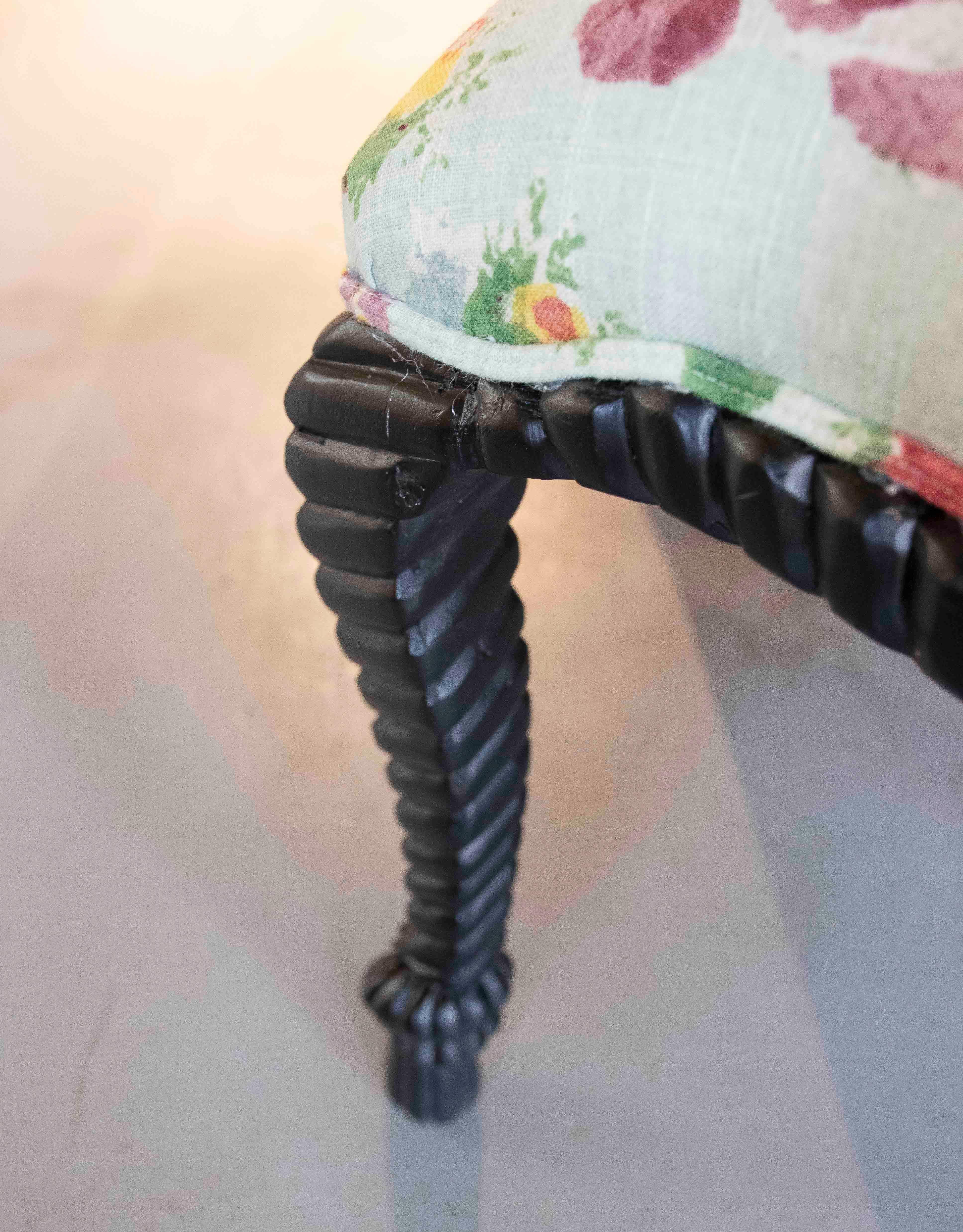 Banc vintage des années 1990 avec pieds tournés noirs et tapisserie florale pastel en vente 6