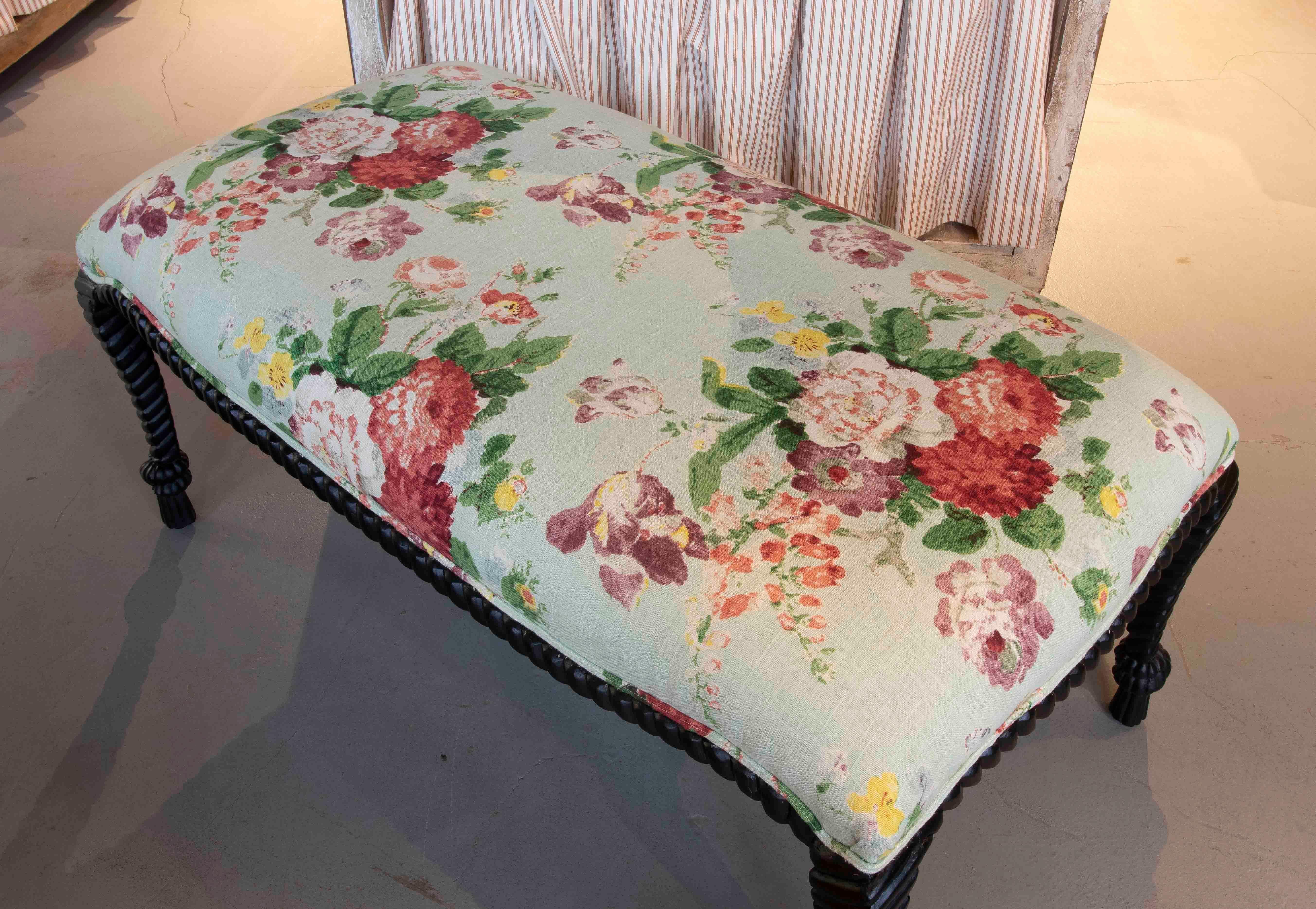 Banc vintage des années 1990 avec pieds tournés noirs et tapisserie florale pastel Bon état - En vente à Marbella, ES