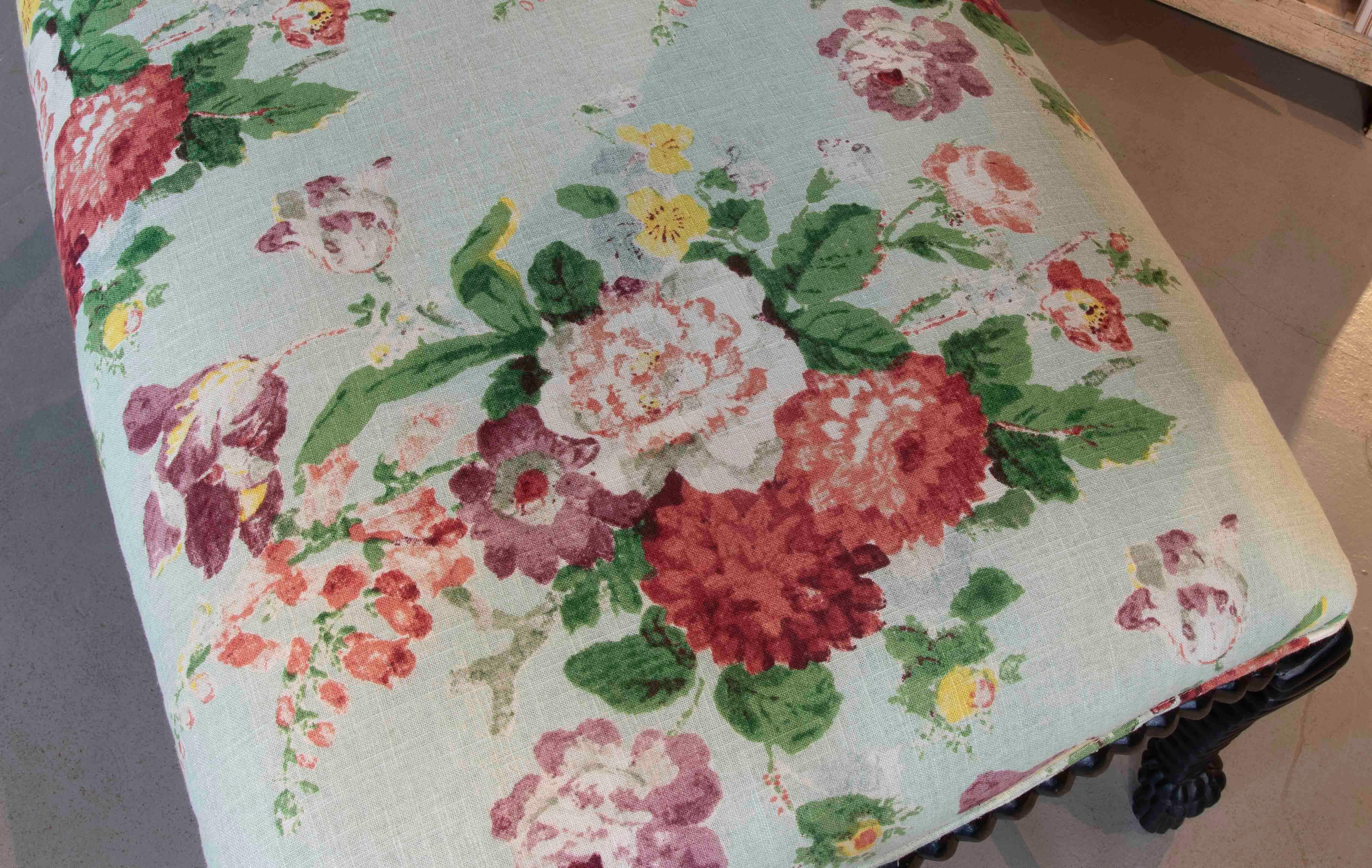 20ième siècle Banc vintage des années 1990 avec pieds tournés noirs et tapisserie florale pastel en vente