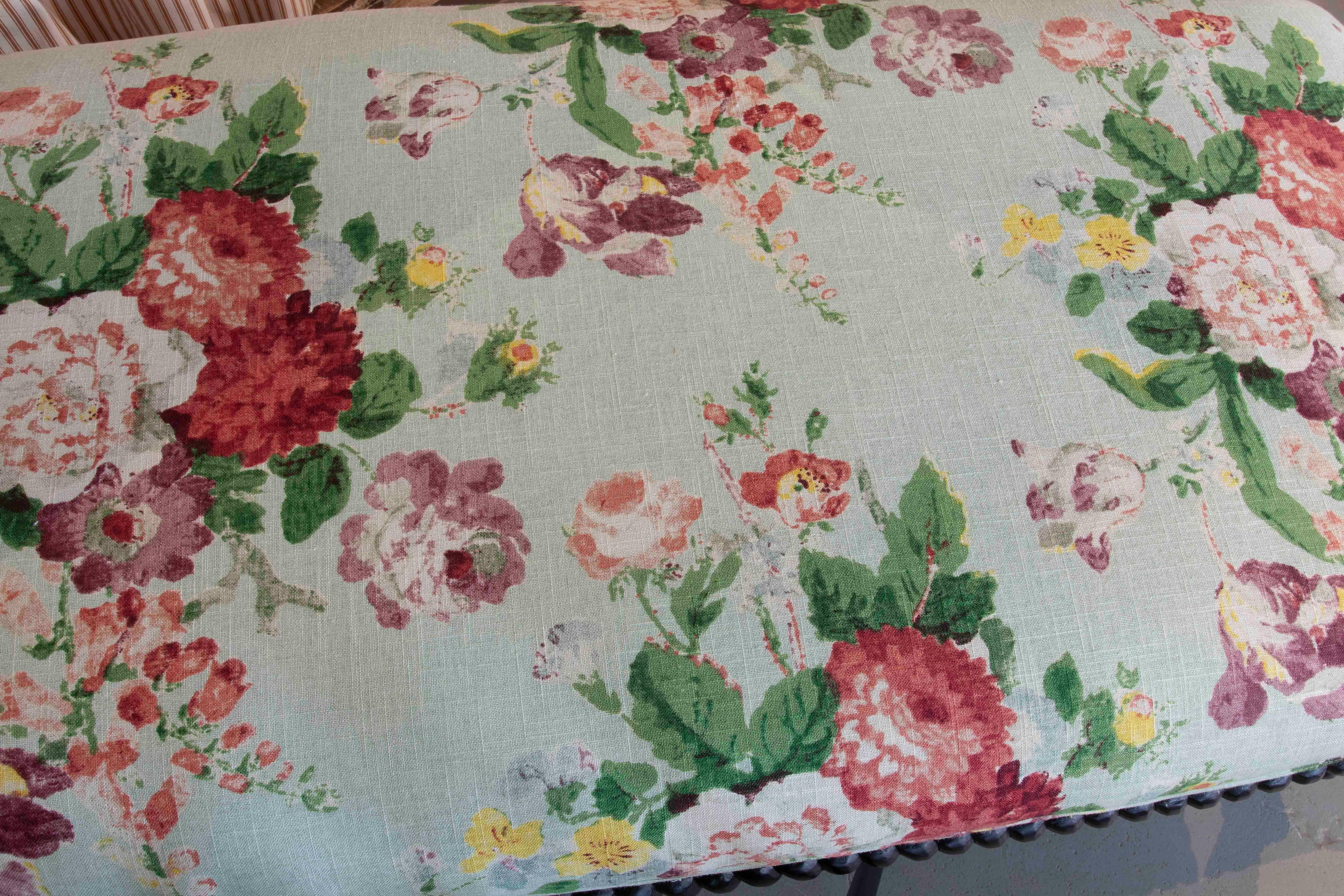 Banc vintage des années 1990 avec pieds tournés noirs et tapisserie florale pastel en vente 1