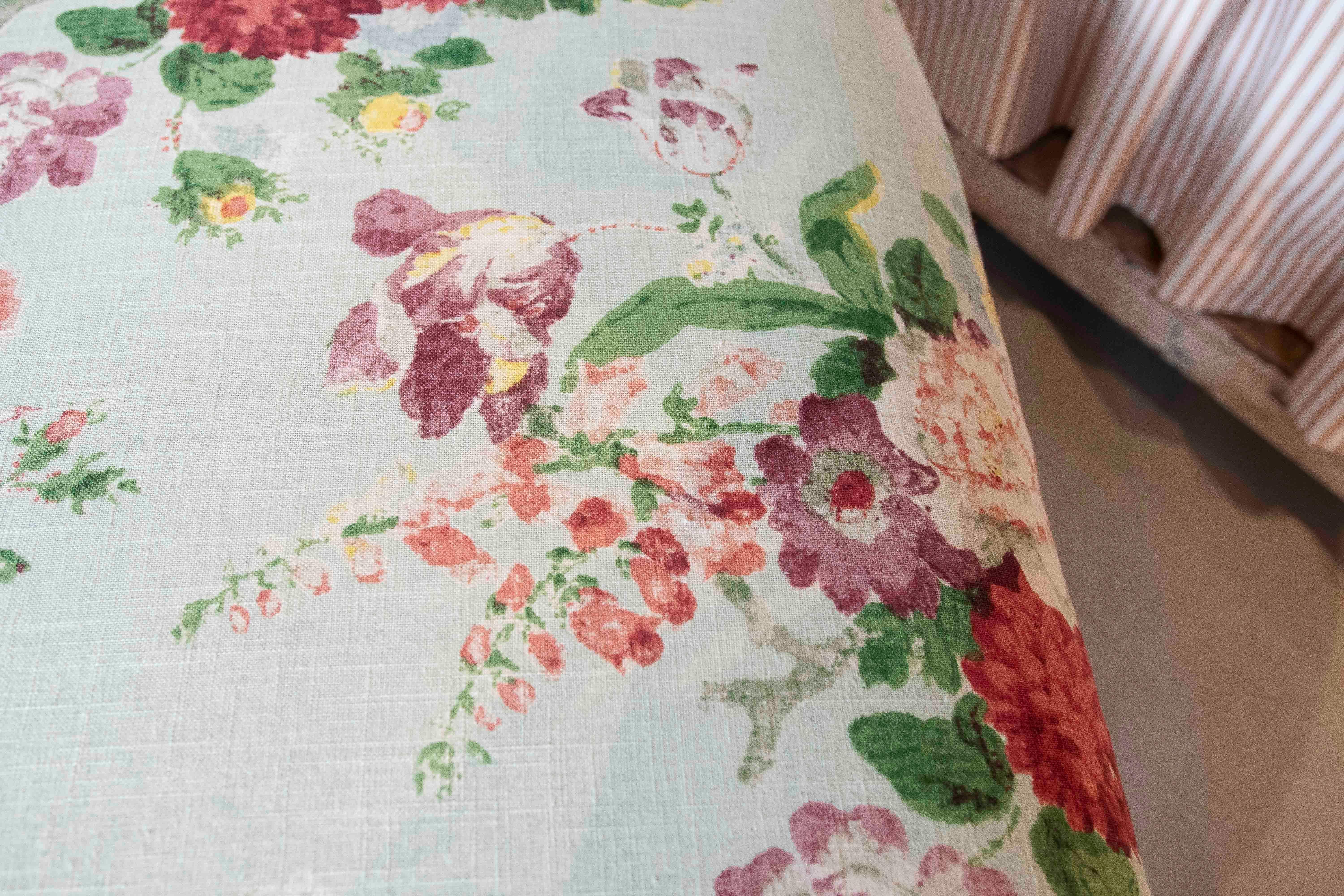 Banc vintage des années 1990 avec pieds tournés noirs et tapisserie florale pastel en vente 3