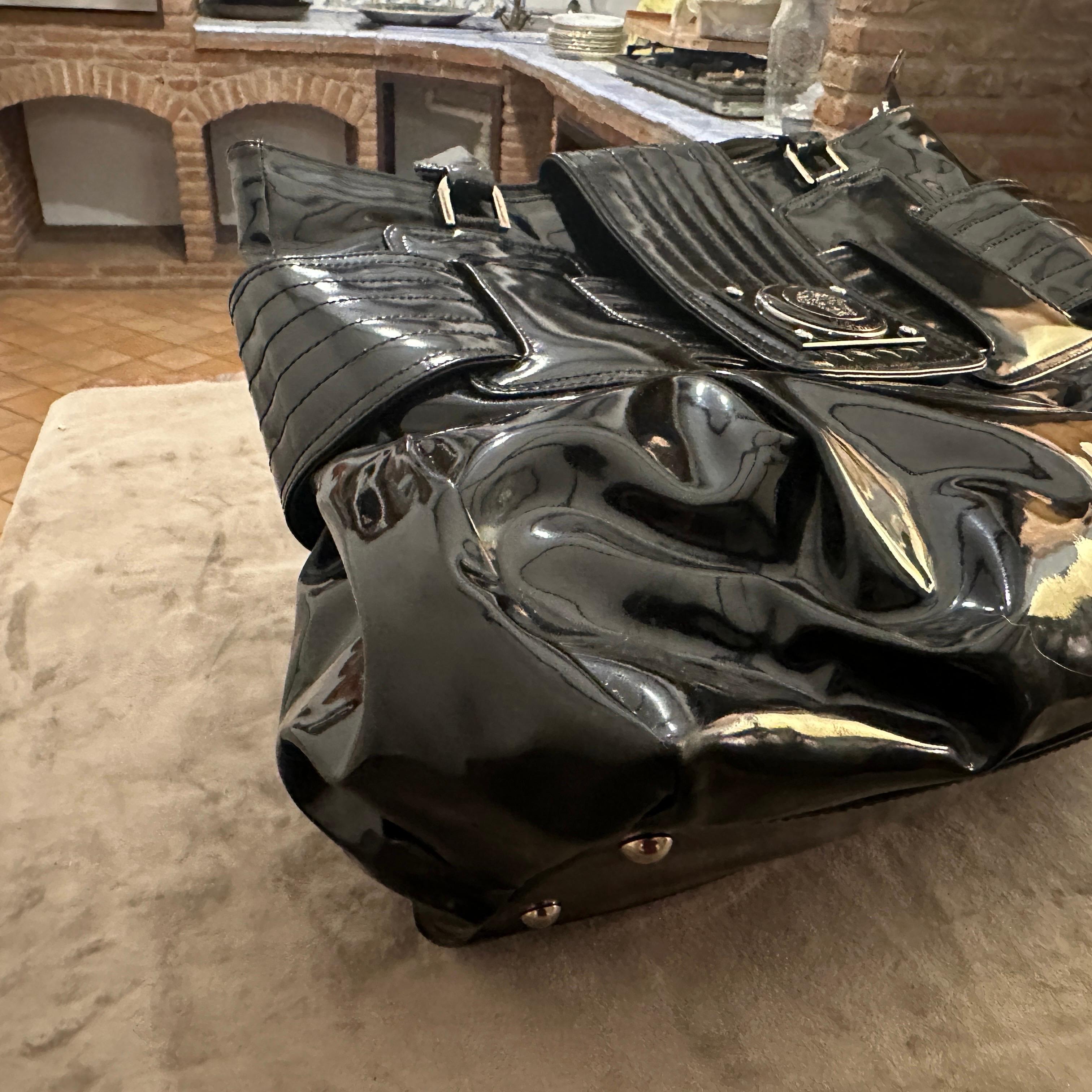 1990 Vintage Sac à main en cuir noir et plastique par Gianni Versace en vente 5