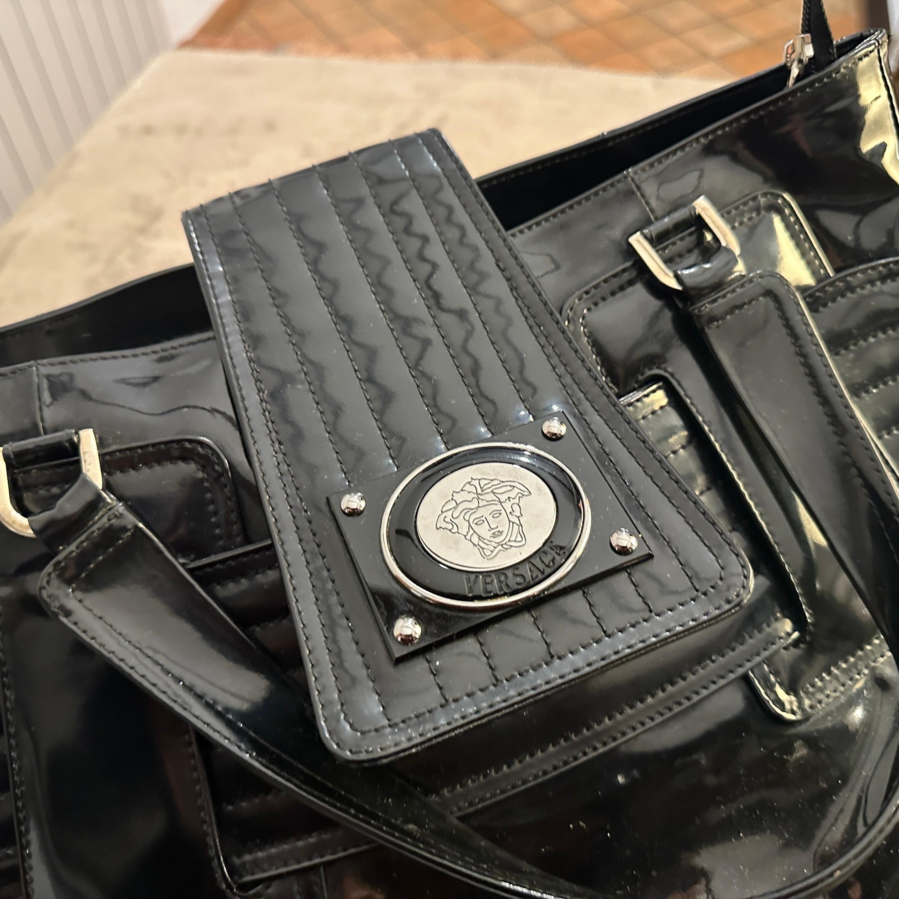 1990 Vintage Sac à main en cuir noir et plastique par Gianni Versace en vente 6