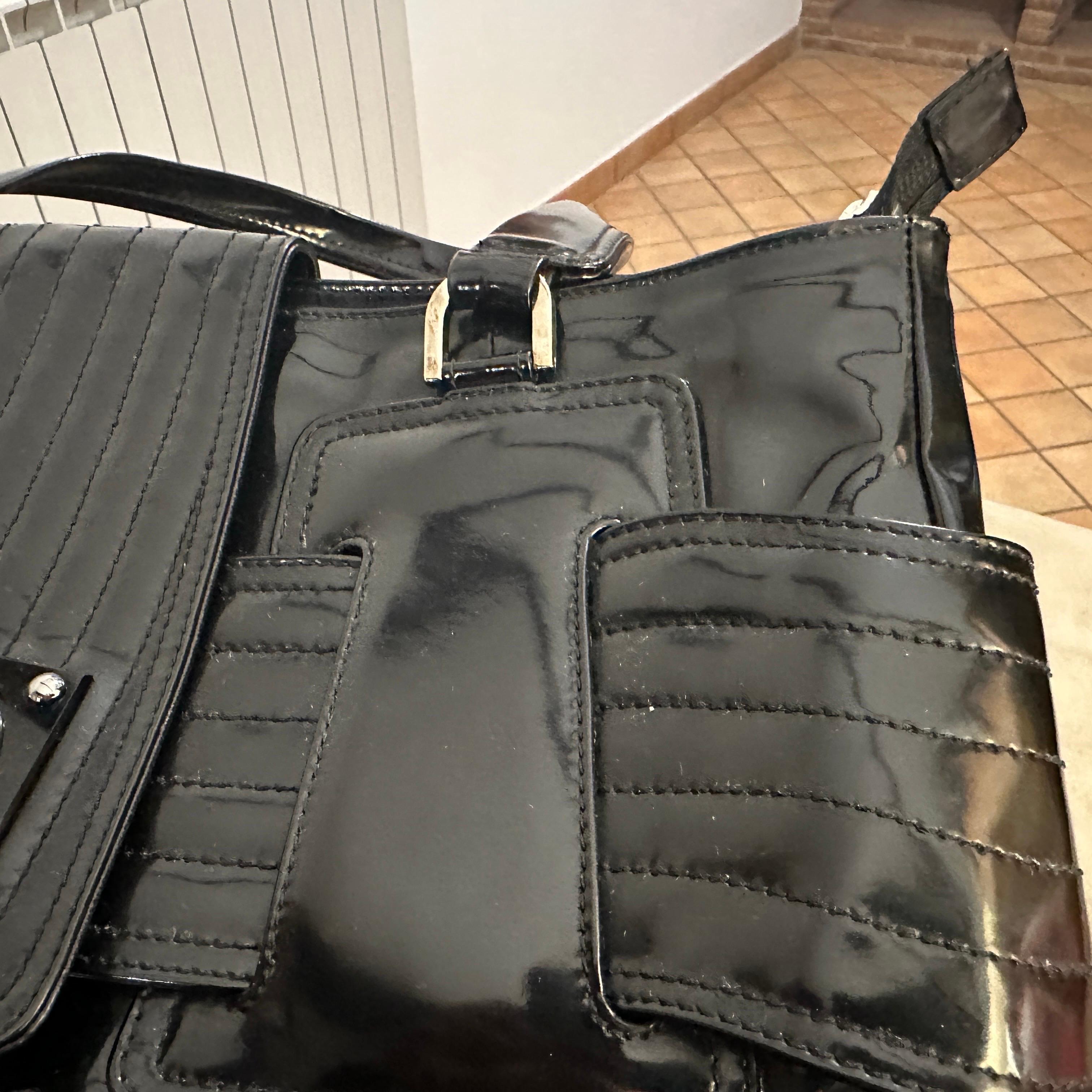 1990 Vintage Sac à main en cuir noir et plastique par Gianni Versace en vente 7