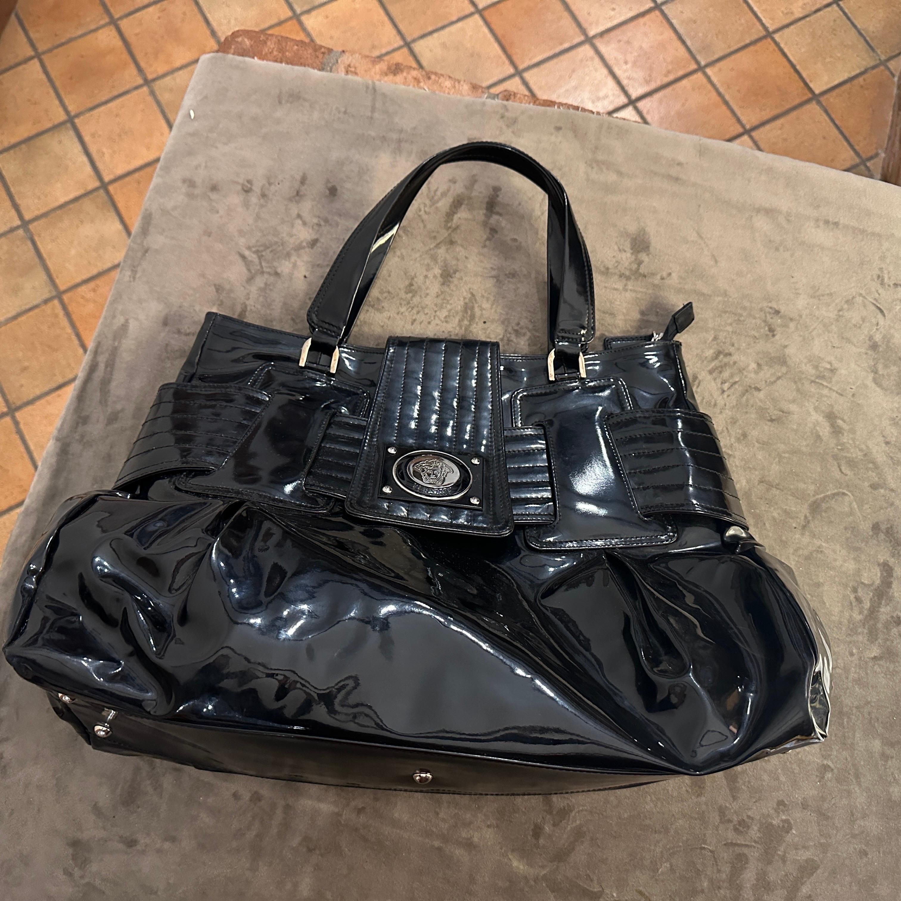 Noir 1990 Vintage Sac à main en cuir noir et plastique par Gianni Versace en vente