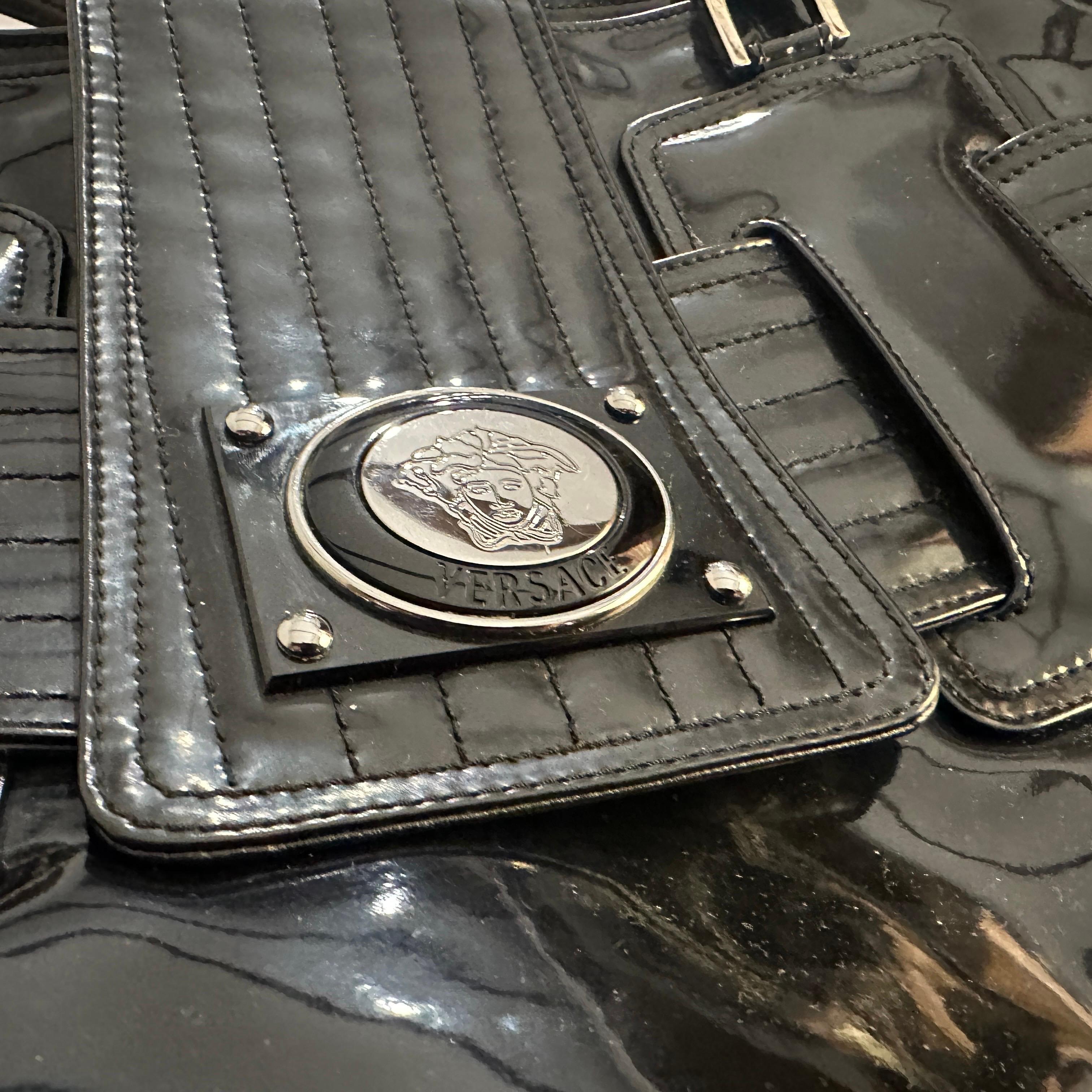 1990 Vintage Sac à main en cuir noir et plastique par Gianni Versace Bon état - En vente à Aci Castello, IT