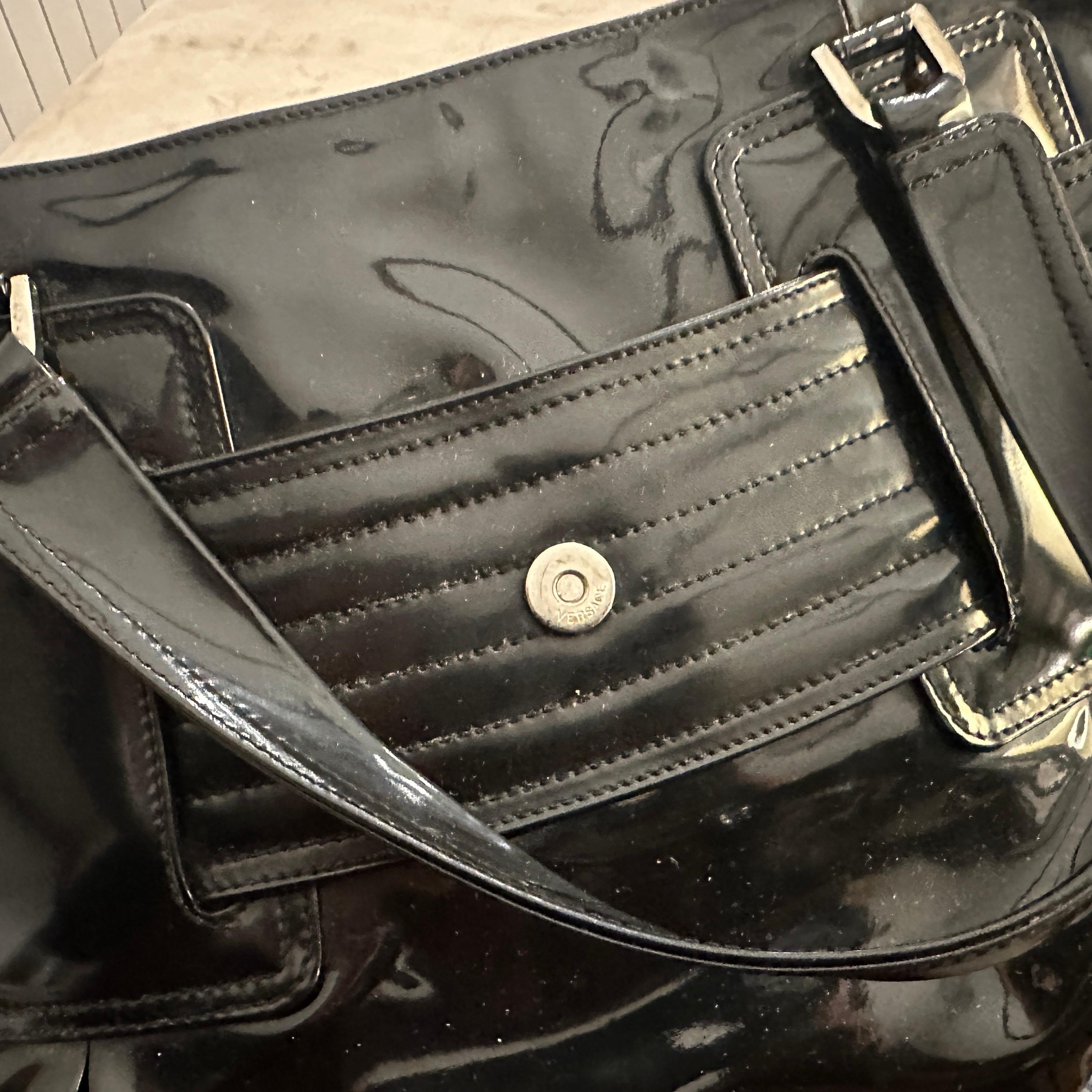 1990 Vintage Sac à main en cuir noir et plastique par Gianni Versace Pour femmes en vente