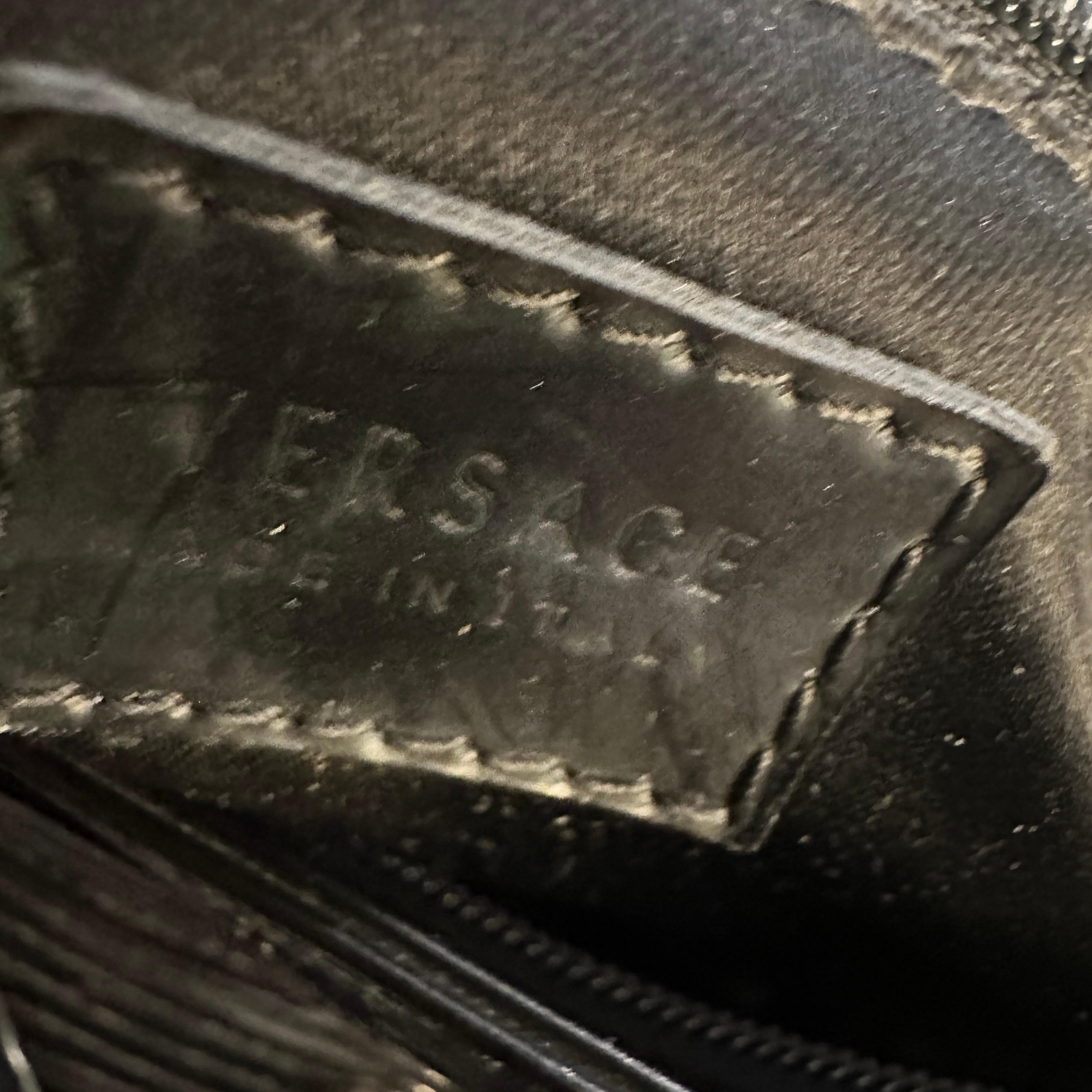 1990 Vintage Sac à main en cuir noir et plastique par Gianni Versace en vente 2
