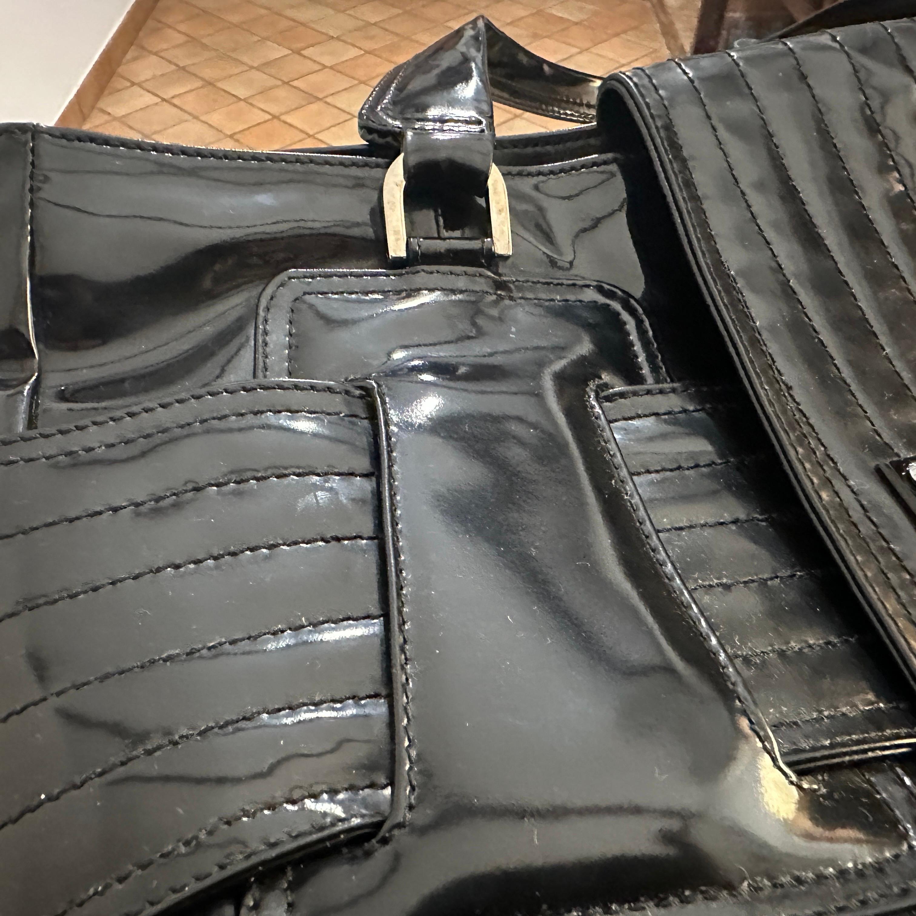 1990 Vintage Sac à main en cuir noir et plastique par Gianni Versace en vente 4