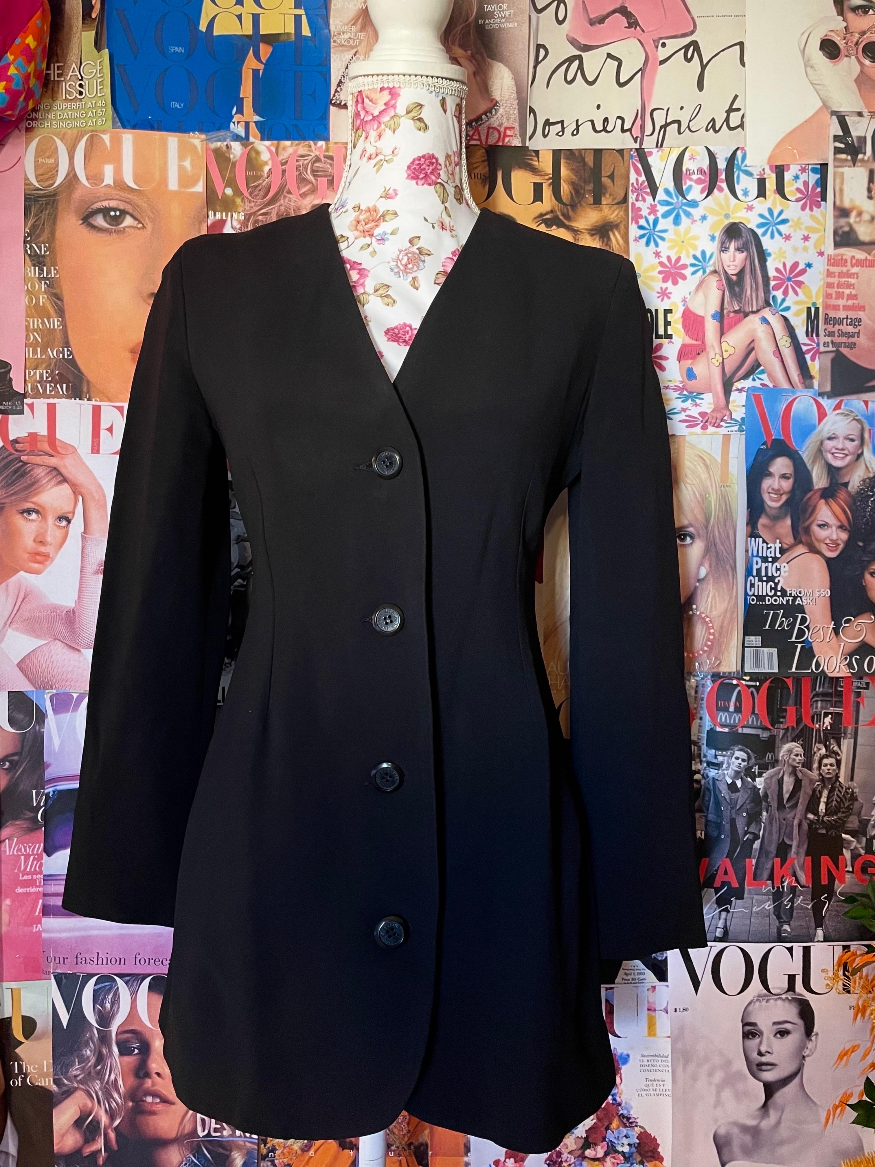 Veste blazer noire Moschino Couture des années 1990. En parfait état.  


Tailles
 I 42 
Fr 38
US 8
ROYAUME-UNI 10 

Mesures : 

JACKET :

Épaules  : 39 cm 
Taille : 35 cm 
Manches : 55 cm
Poitrine 42 cm
Longueur 73 cm



Assurez-vous de connaître