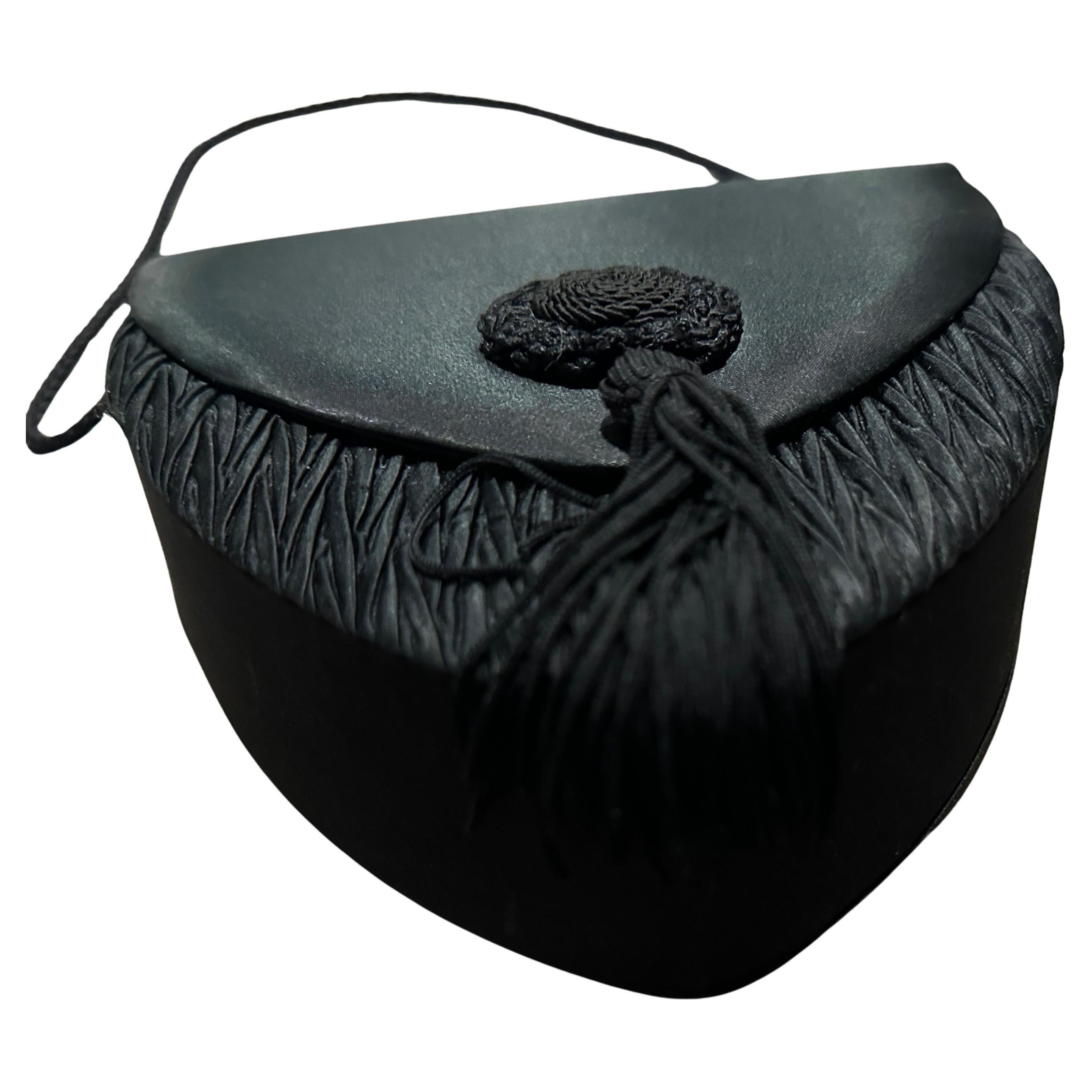 Van Cleef & Arpels 1990 Vintage Sac à main en soie noire
Ce sac à main vintage exquis et rare de Van Cleef & Arpels est une véritable pièce de collection, datant des années 1990. Réalisé en soie noire luxueuse
Le sac présente une silhouette en