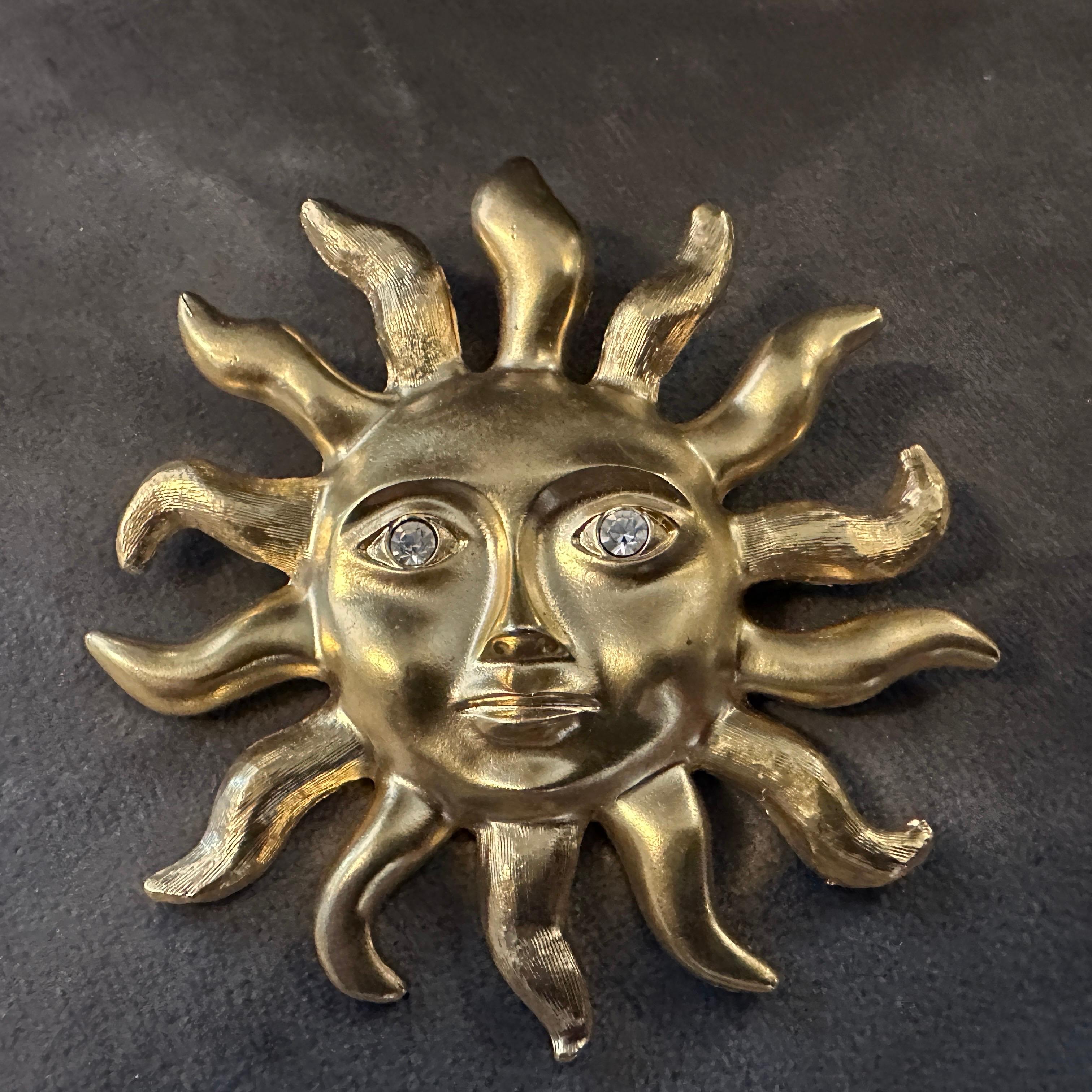 Cette broche soleil italienne en laiton des années 1990 signée Avon est plus qu'un simple accessoire, c'est une œuvre d'art portable qui apporte une touche d'inspiration solaire à n'importe quelle tenue.
Le motif du soleil radieux était populaire