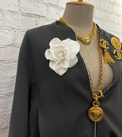 Spilla vintage CHANE degli anni '90 con camelia in piqué, color bianco sporco