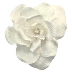 Spilla vintage CHANE degli anni '90 con camelia in piqué, color bianco sporco