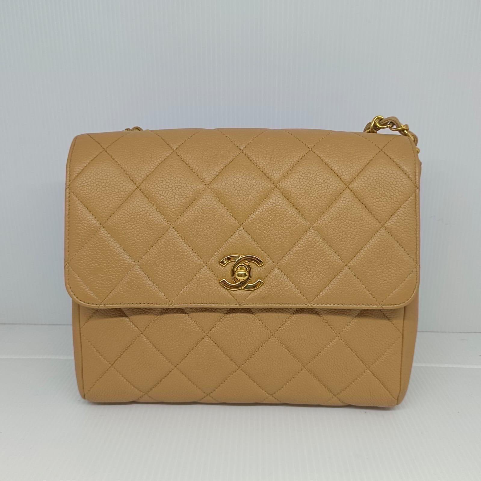 Schöne Vintage Chanel Klappe Tasche in beige mit goldenen Hardware. Serie #4. Minor Stift Marke auf dem Futter und Licht dunkle Flecken auf dem Leder umschlungenen Ketten. Wird nur mit dem Holoaufkleber geliefert. 