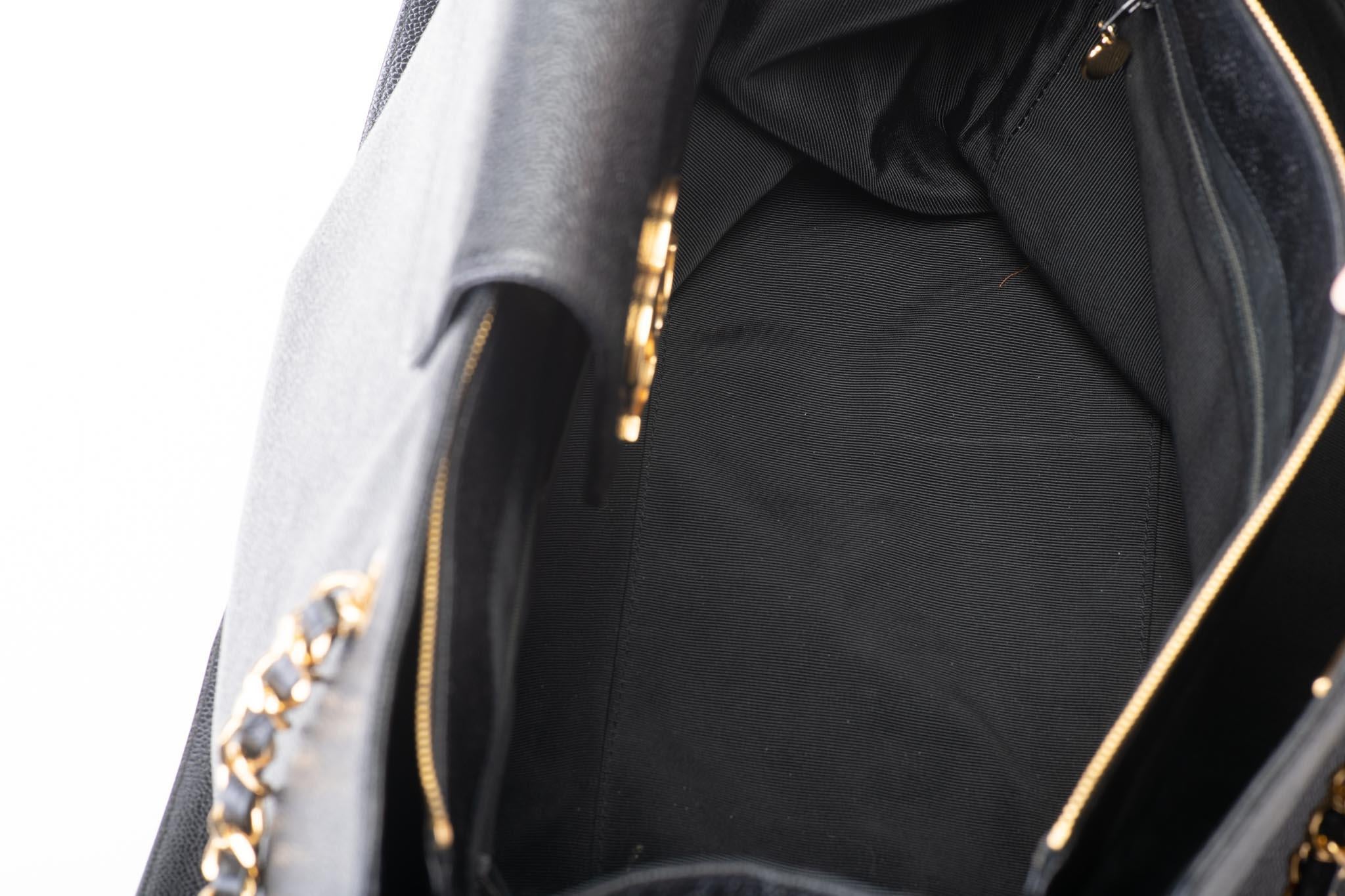 1990's Vintage Chanel Caviar Negro Bolsa de Viaje Supermodelo Weekender en venta 6