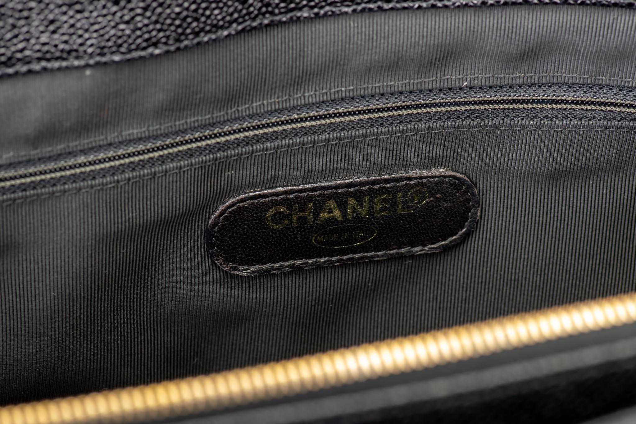 1990's Vintage Chanel Caviar Negro Bolsa de Viaje Supermodelo Weekender en venta 7