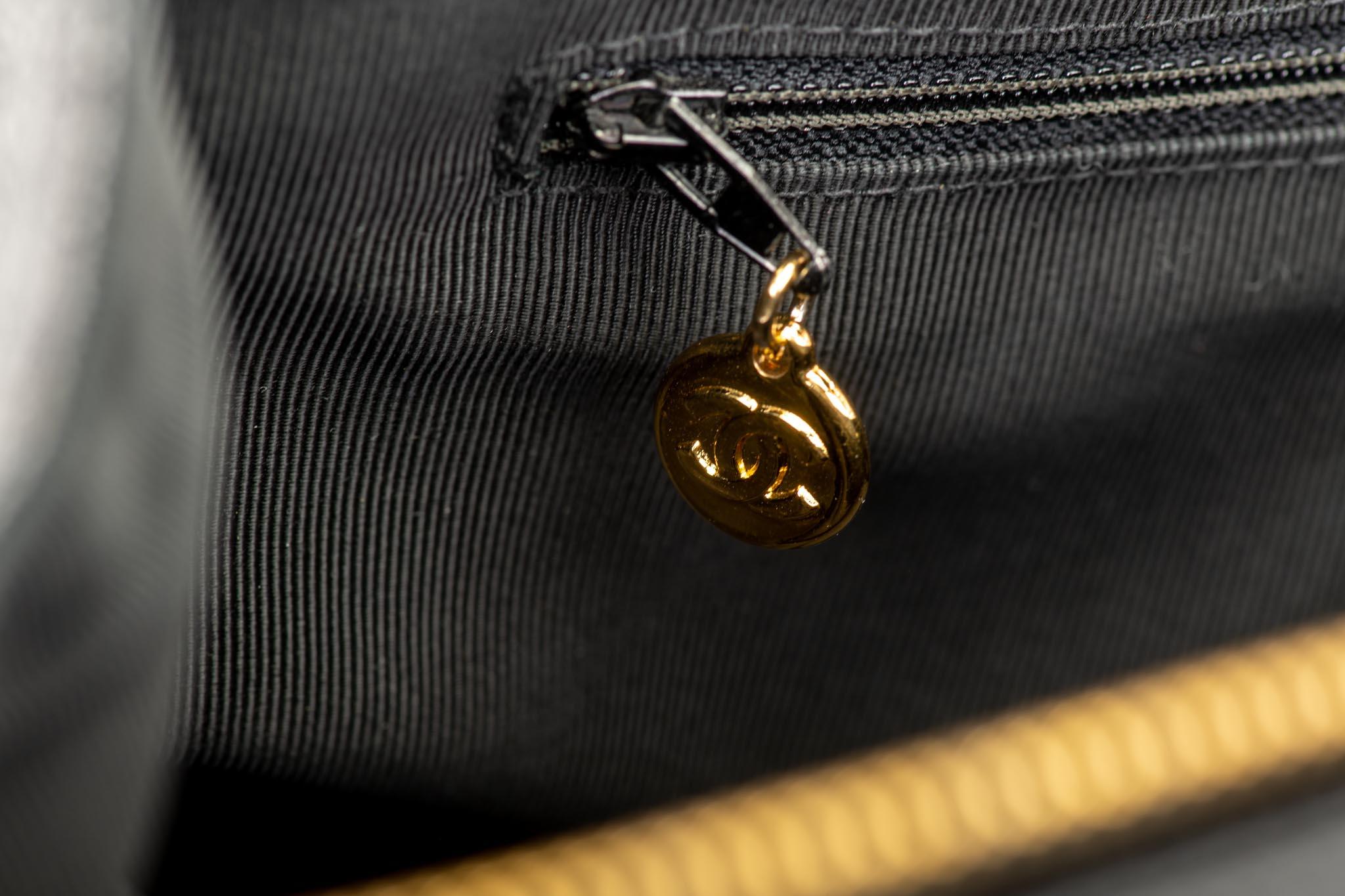 1990's Vintage Chanel Caviar Negro Bolsa de Viaje Supermodelo Weekender en venta 8