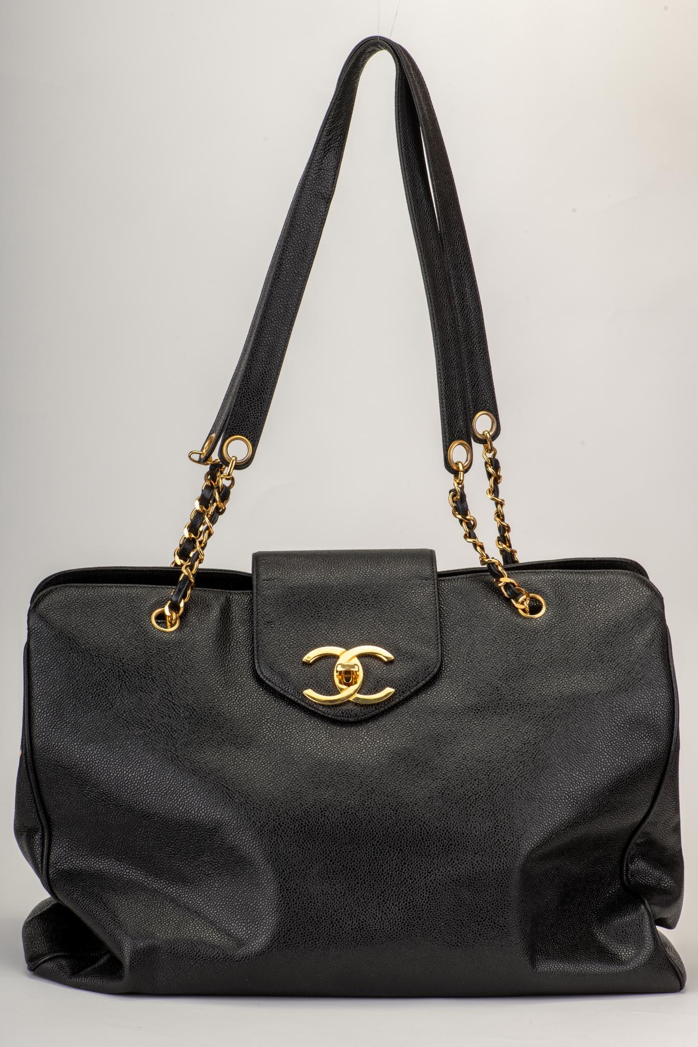 1990's Vintage Chanel Caviar Negro Bolsa de Viaje Supermodelo Weekender en venta 12