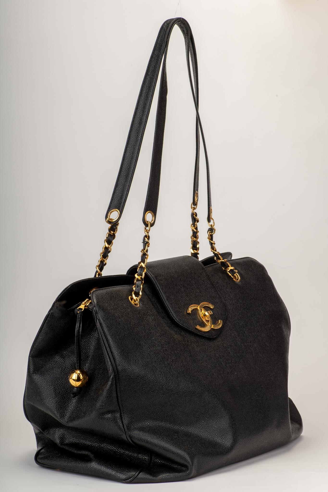 1990's Vintage Chanel Caviar Negro Bolsa de Viaje Supermodelo Weekender en venta 13