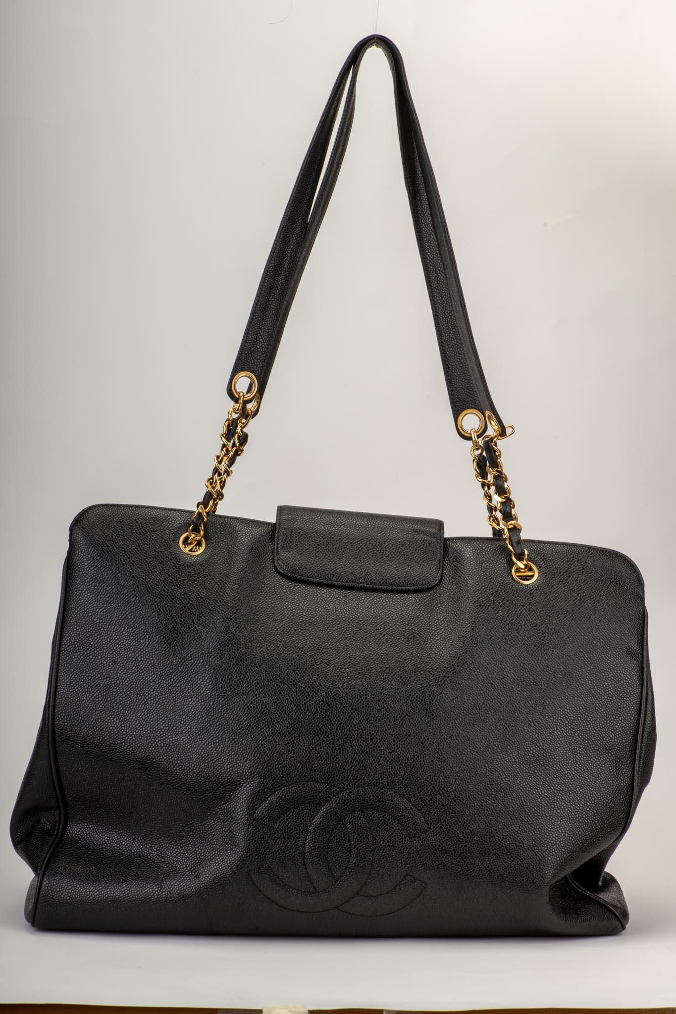 1990's Vintage Chanel Caviar Negro Bolsa de Viaje Supermodelo Weekender en venta 14