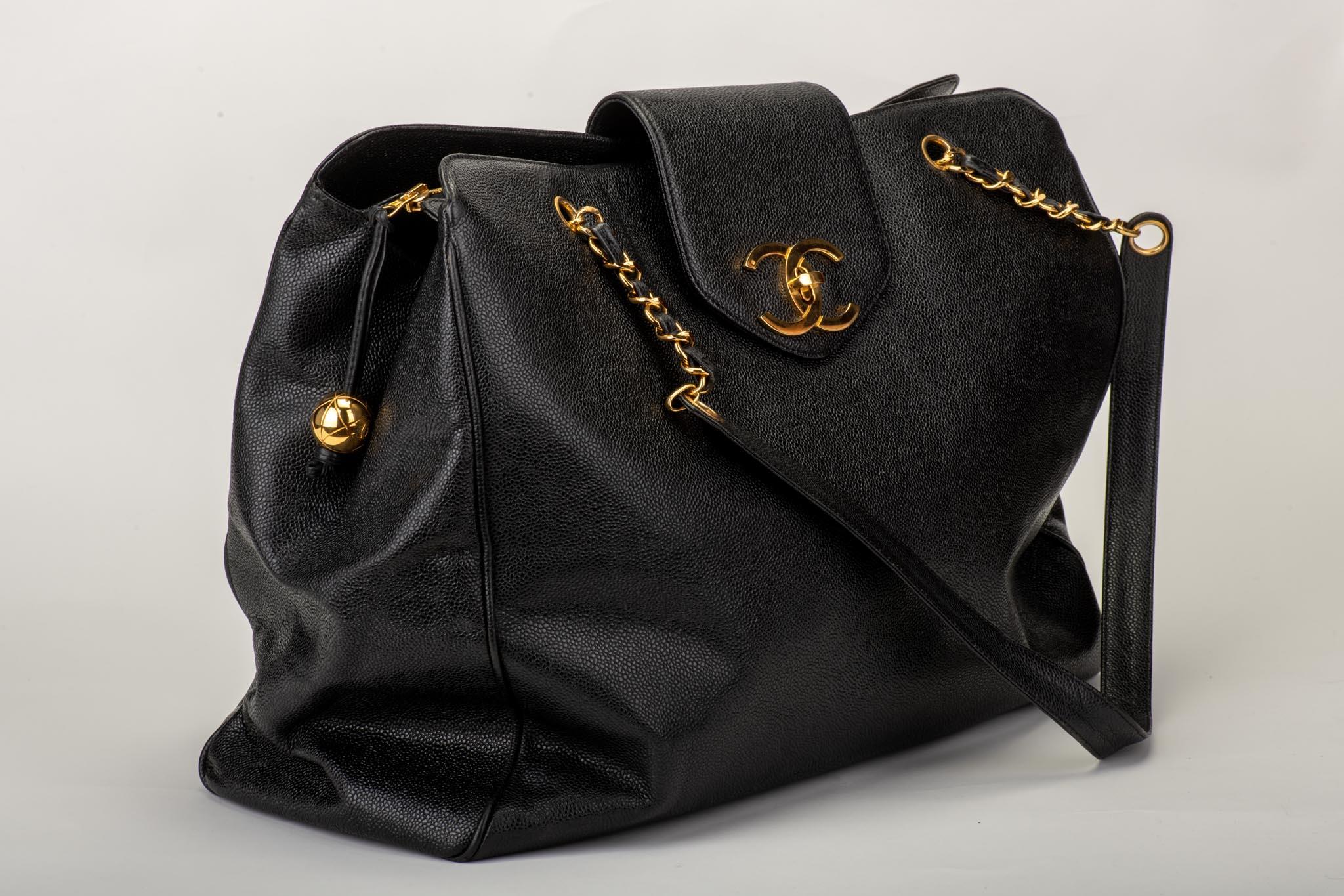 Bolso weekender Chanel de los años 90 en caviar negro con herrajes en tono dorado. Caída del hombro, 15