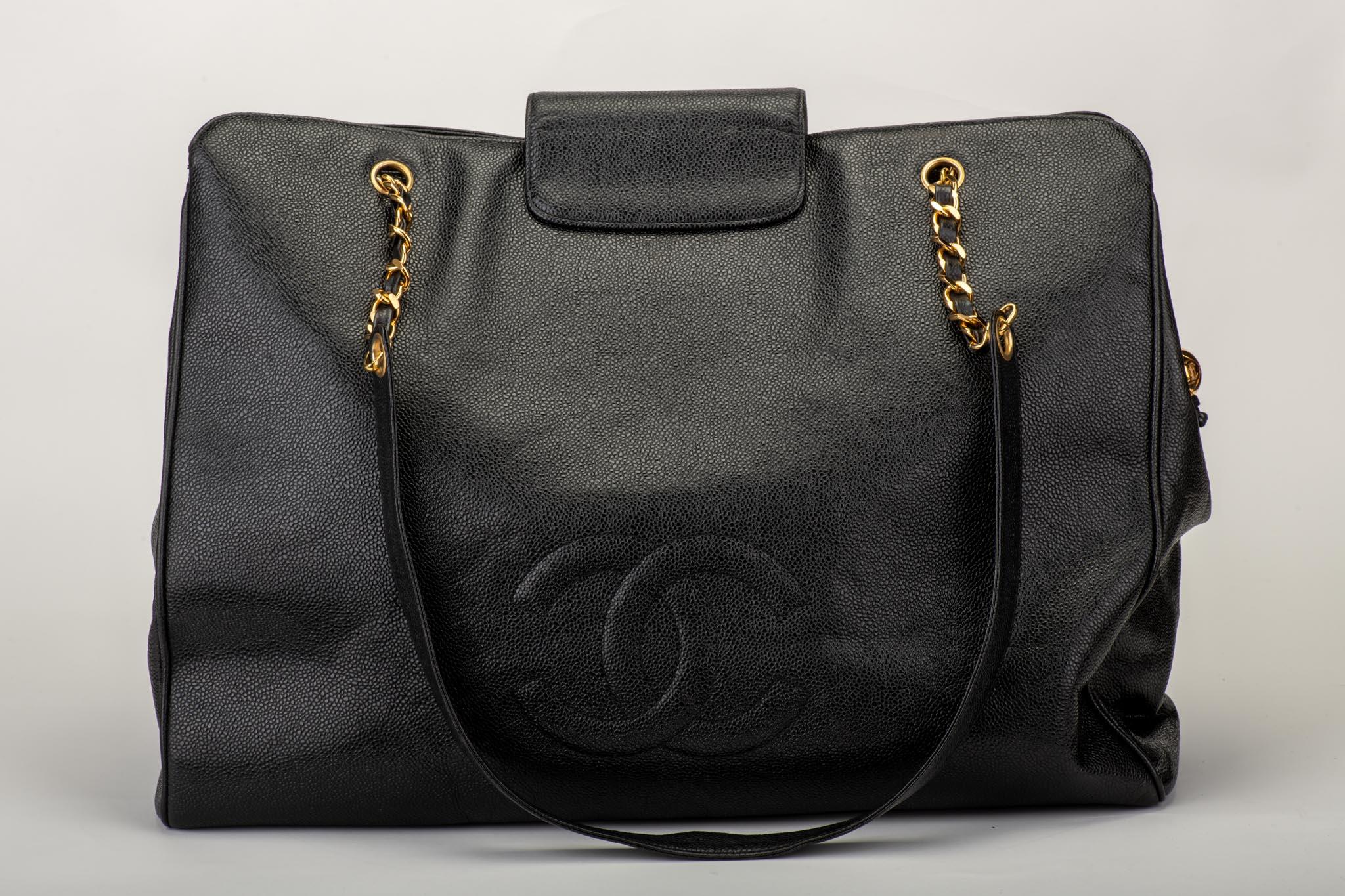1990's Vintage Chanel Caviar Negro Bolsa de Viaje Supermodelo Weekender en Bueno estado para la venta en West Hollywood, CA