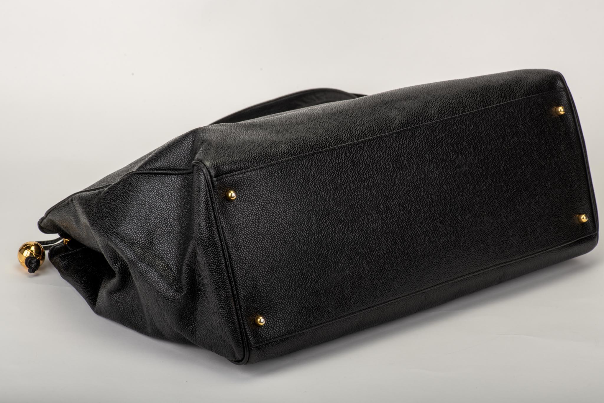 Femenino o masculino 1990's Vintage Chanel Caviar Negro Bolsa de Viaje Supermodelo Weekender en venta