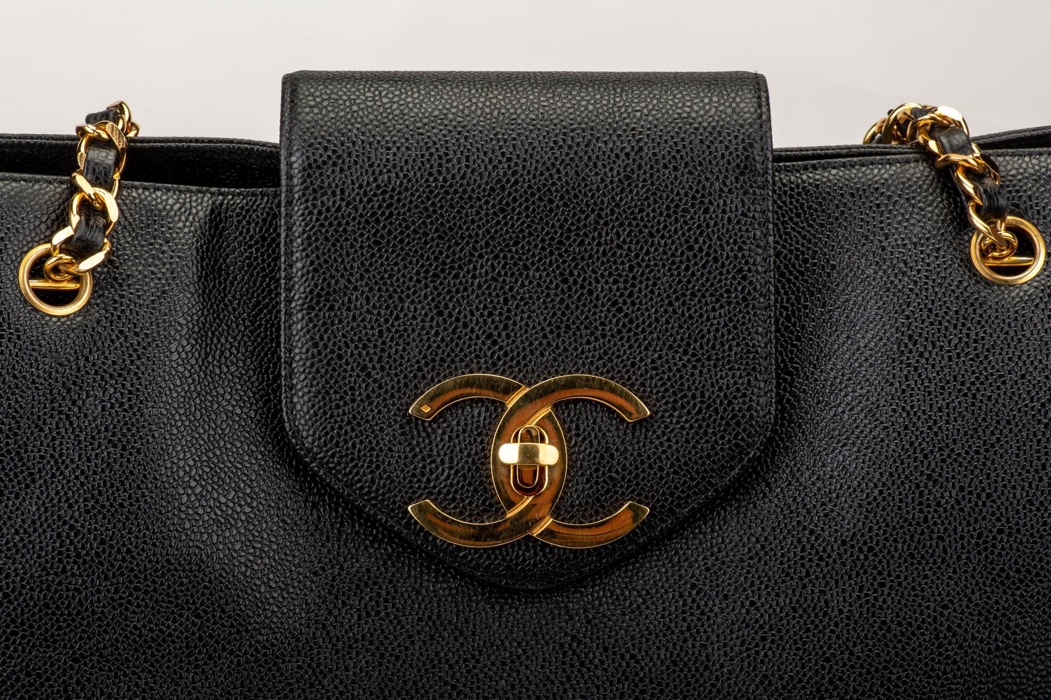 1990's Vintage Chanel Caviar Negro Bolsa de Viaje Supermodelo Weekender en venta 1