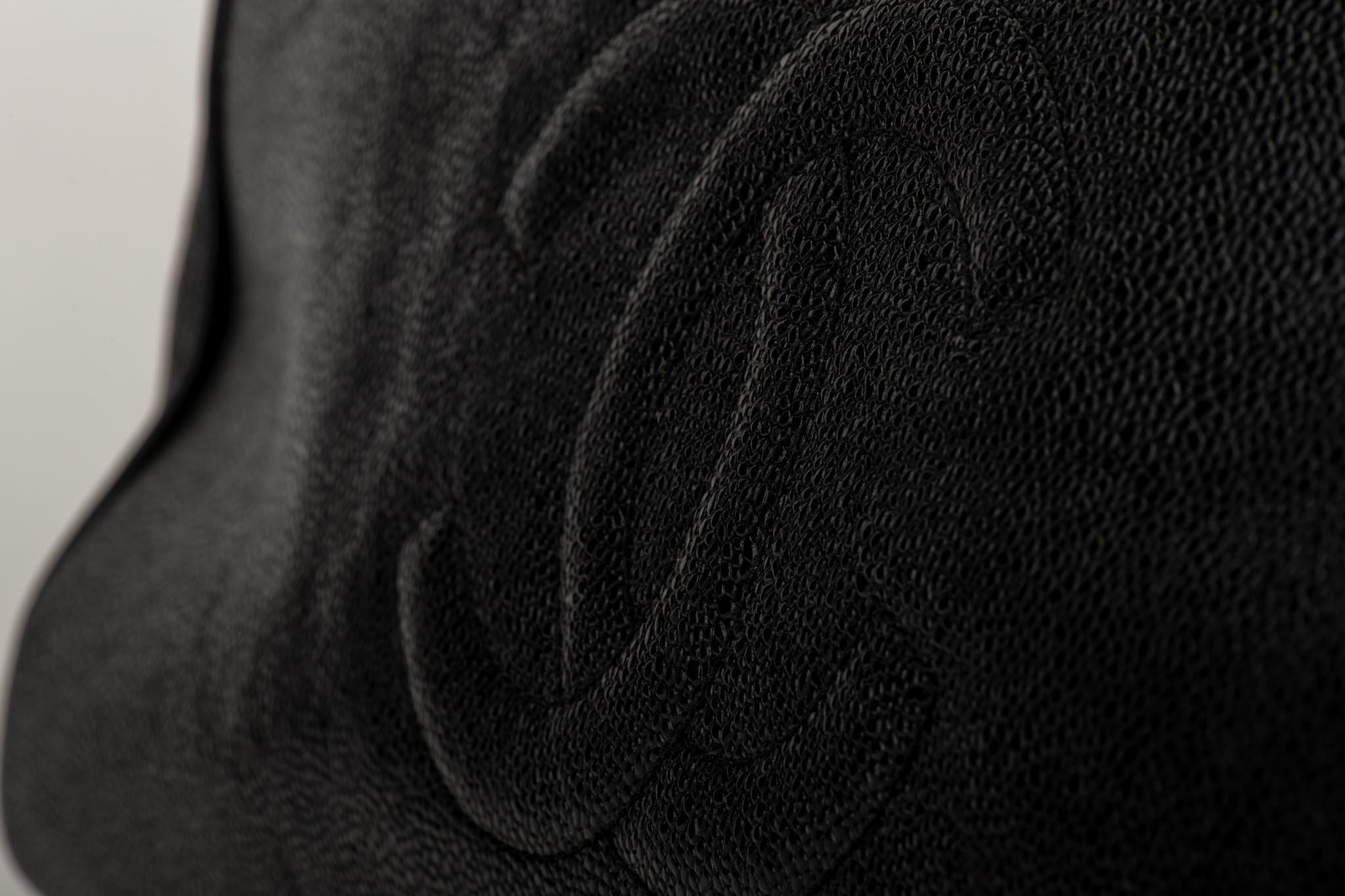 1990's Vintage Chanel Caviar Negro Bolsa de Viaje Supermodelo Weekender en venta 3