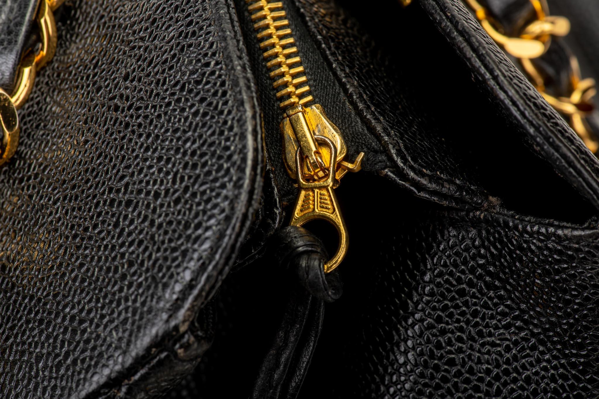 1990's Vintage Chanel Caviar Negro Bolsa de Viaje Supermodelo Weekender en venta 4