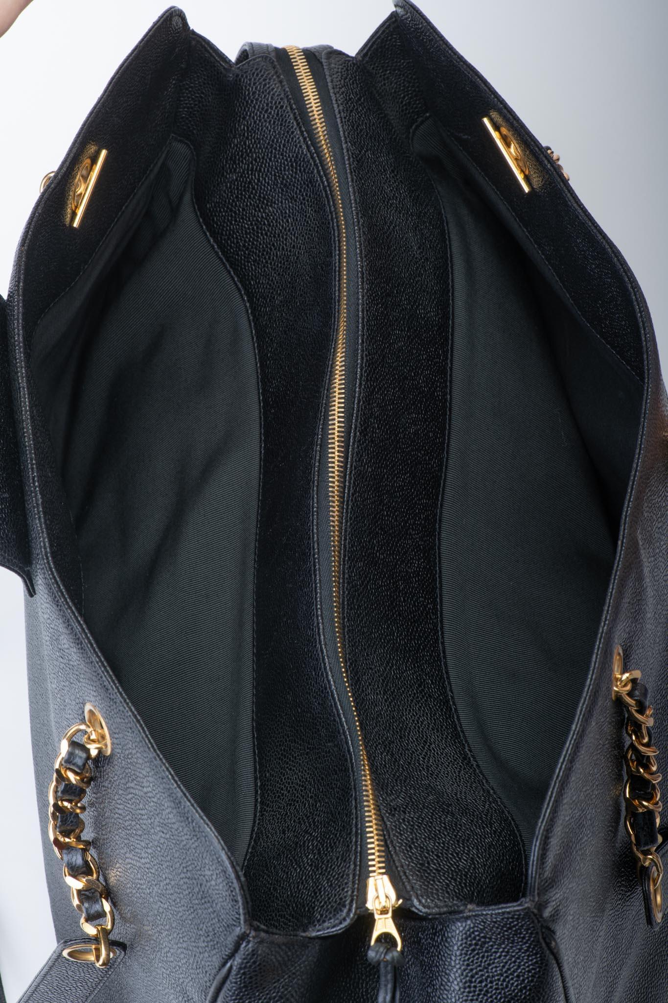 1990's Vintage Chanel Caviar Negro Bolsa de Viaje Supermodelo Weekender en venta 5