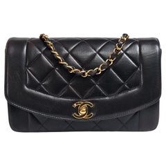 Chanel vintage anni '90 in pelle d'agnello nera, piccola borsa Diana con patta