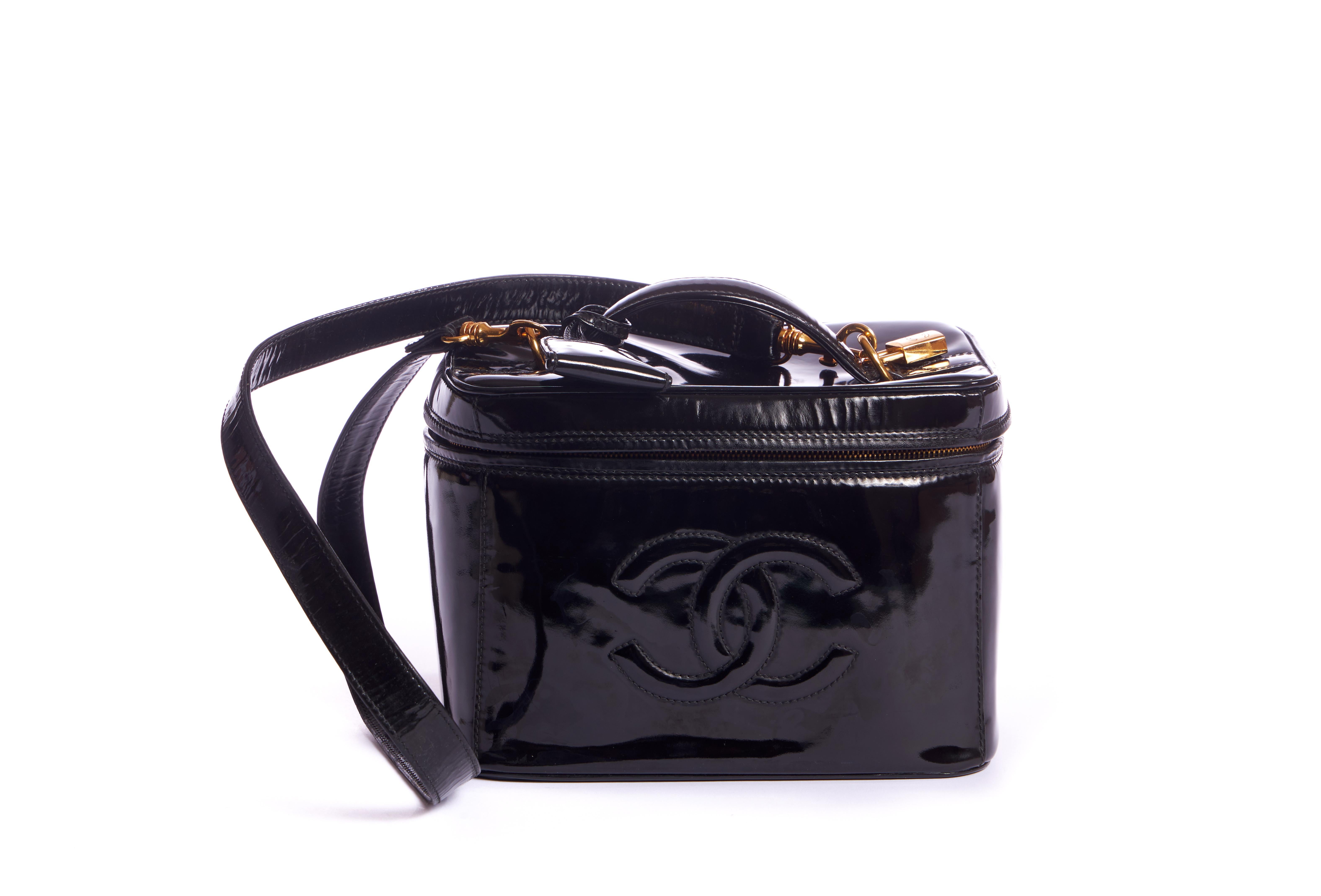 Chanel vintage 90s iconic black patent leather beauty case with detachable strap. Shoulder drop 21